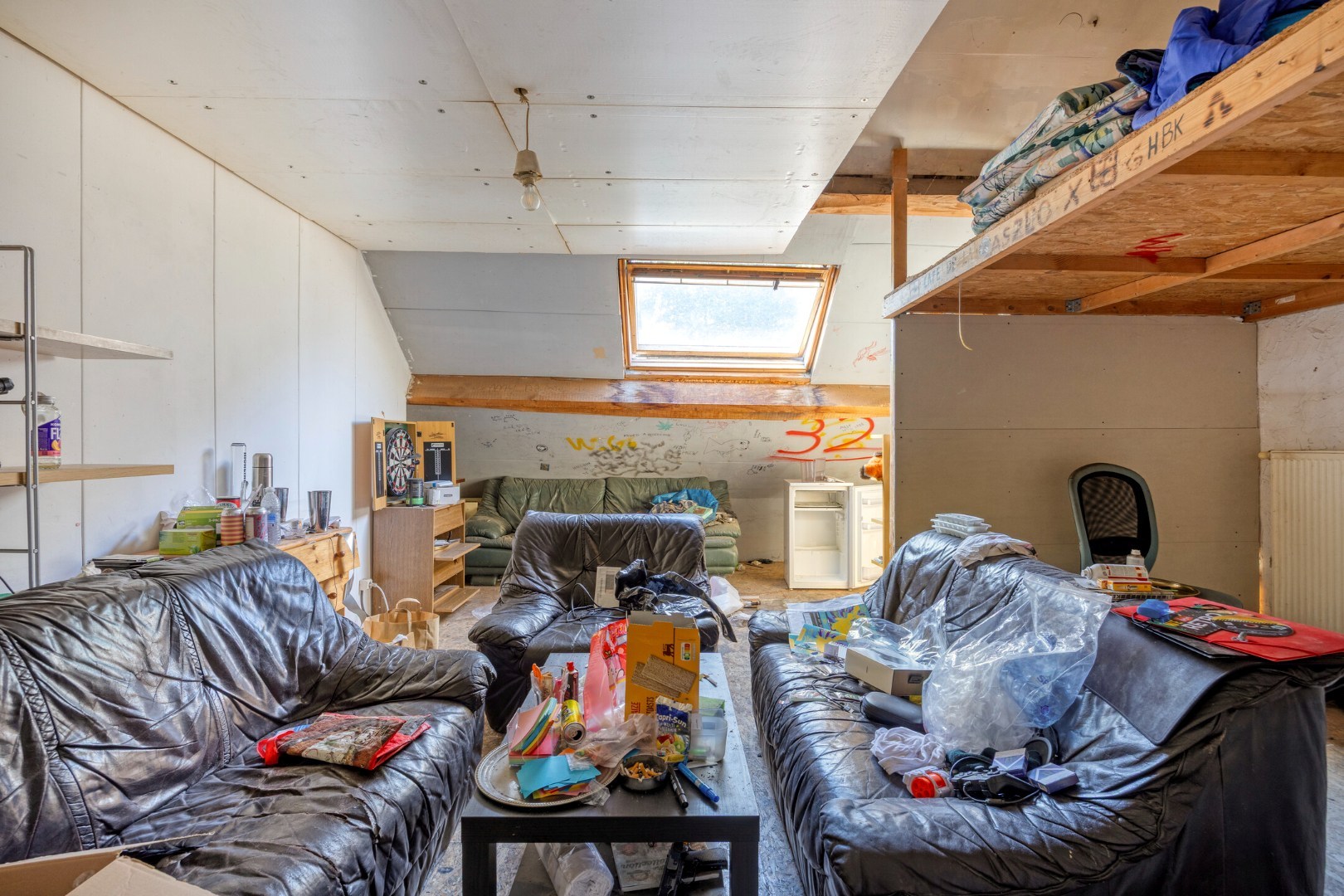 Halfopen bebouwing met 5 ruime slaapkamers, 2 badkamers, garage en tuin in Holsbeek – bewoonbare oppervlakte 214m² 