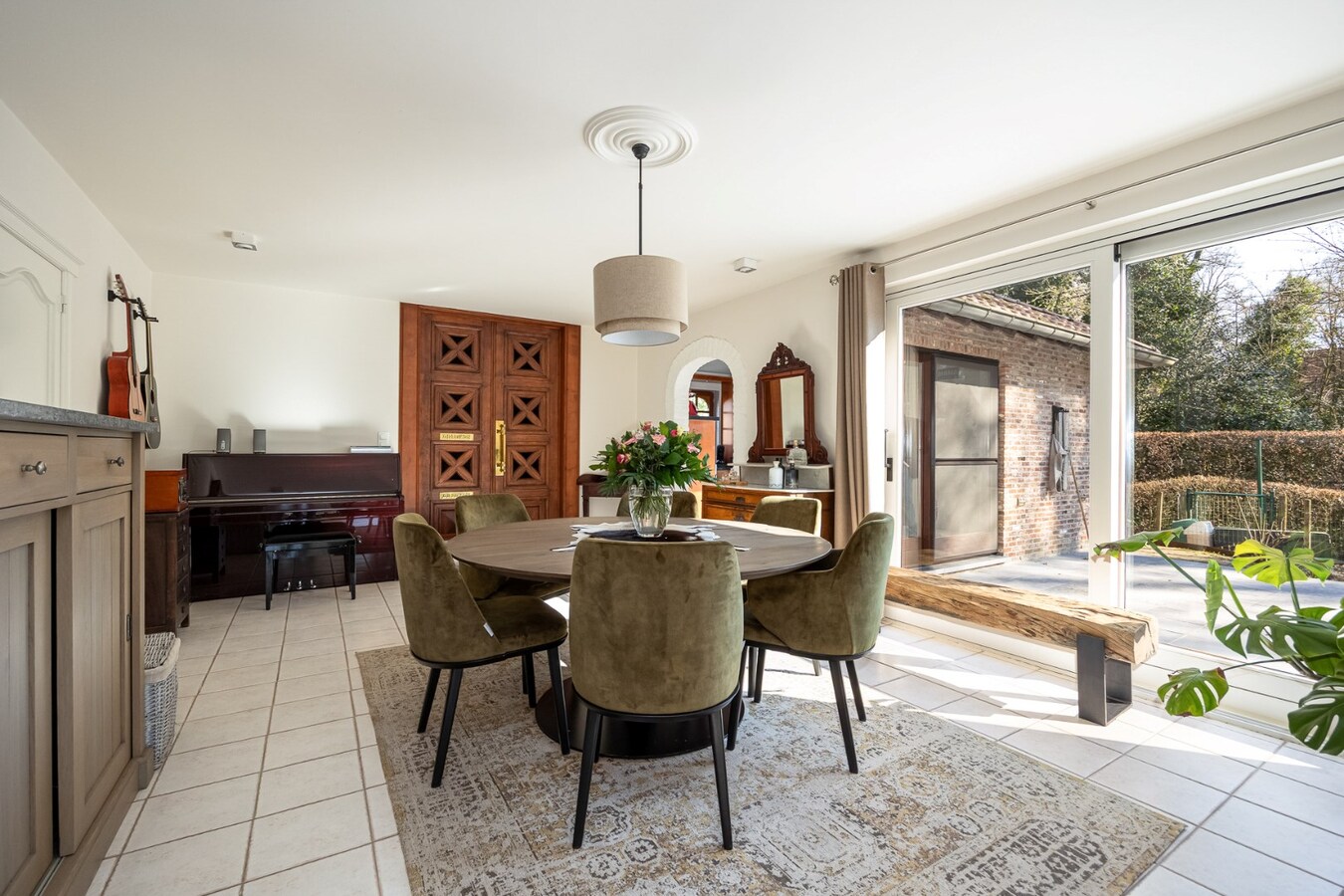 Prachtige villa met 3 slaapkamers en praktijk/kangoeroewoning met ZW-tuin op 1.892 m² 