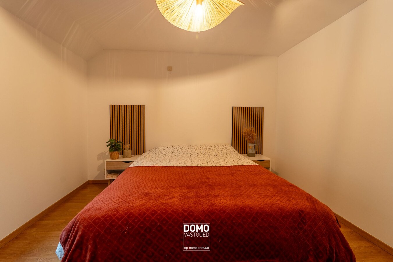 RUIME, INSTAPKLARE EN GERENOVEERDE WONING MET KANTOORGEBOUW INCLUSIEF PARKEERGELEGENHEID, TUIN EN ZWEMBAD TE MIELEN BOVEN AALST (GINGELOM) 