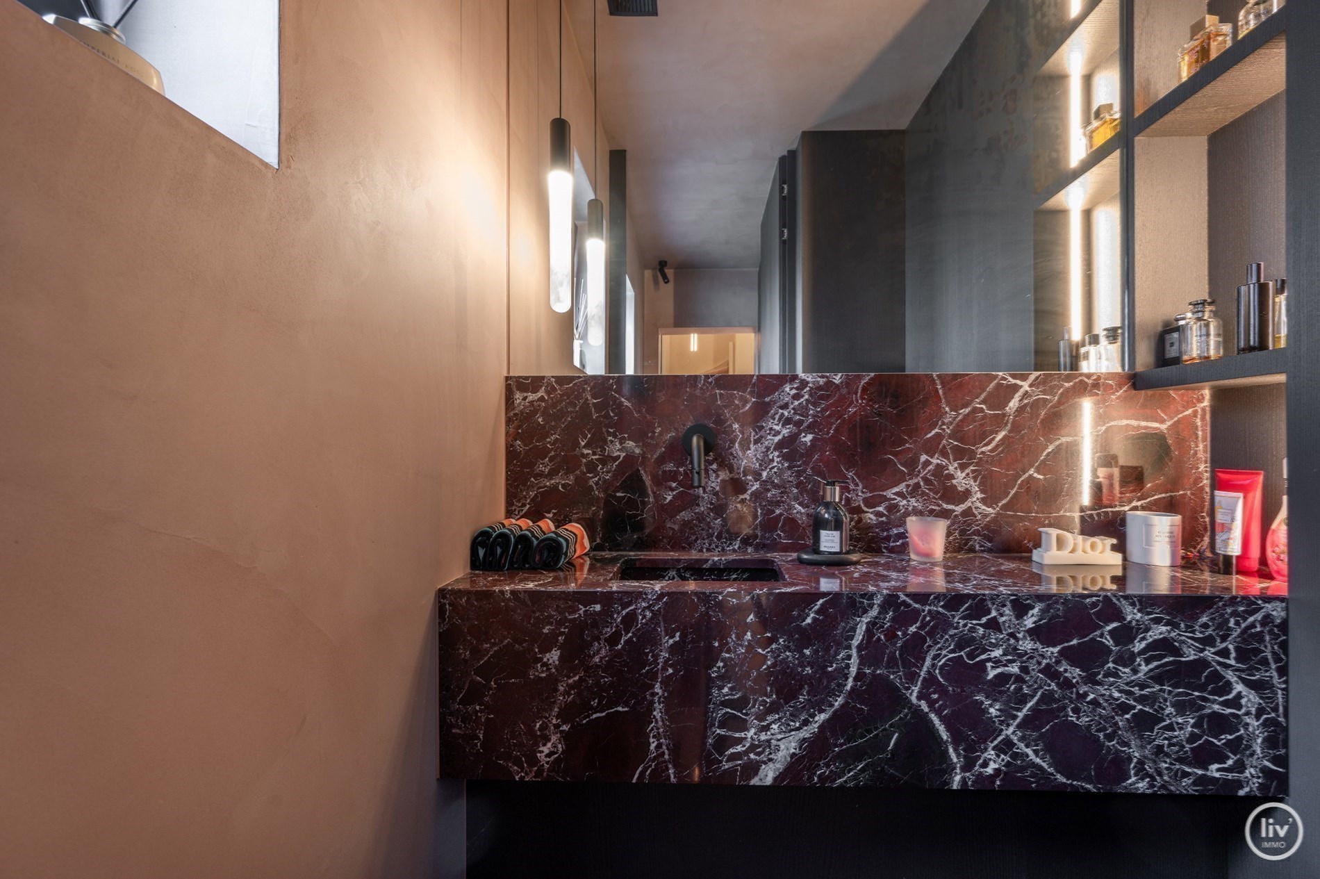 Belle maison individuelle rénovée avec goût dans un emplacement de premier choix dans la rue Kalfstraat à Knokke. 