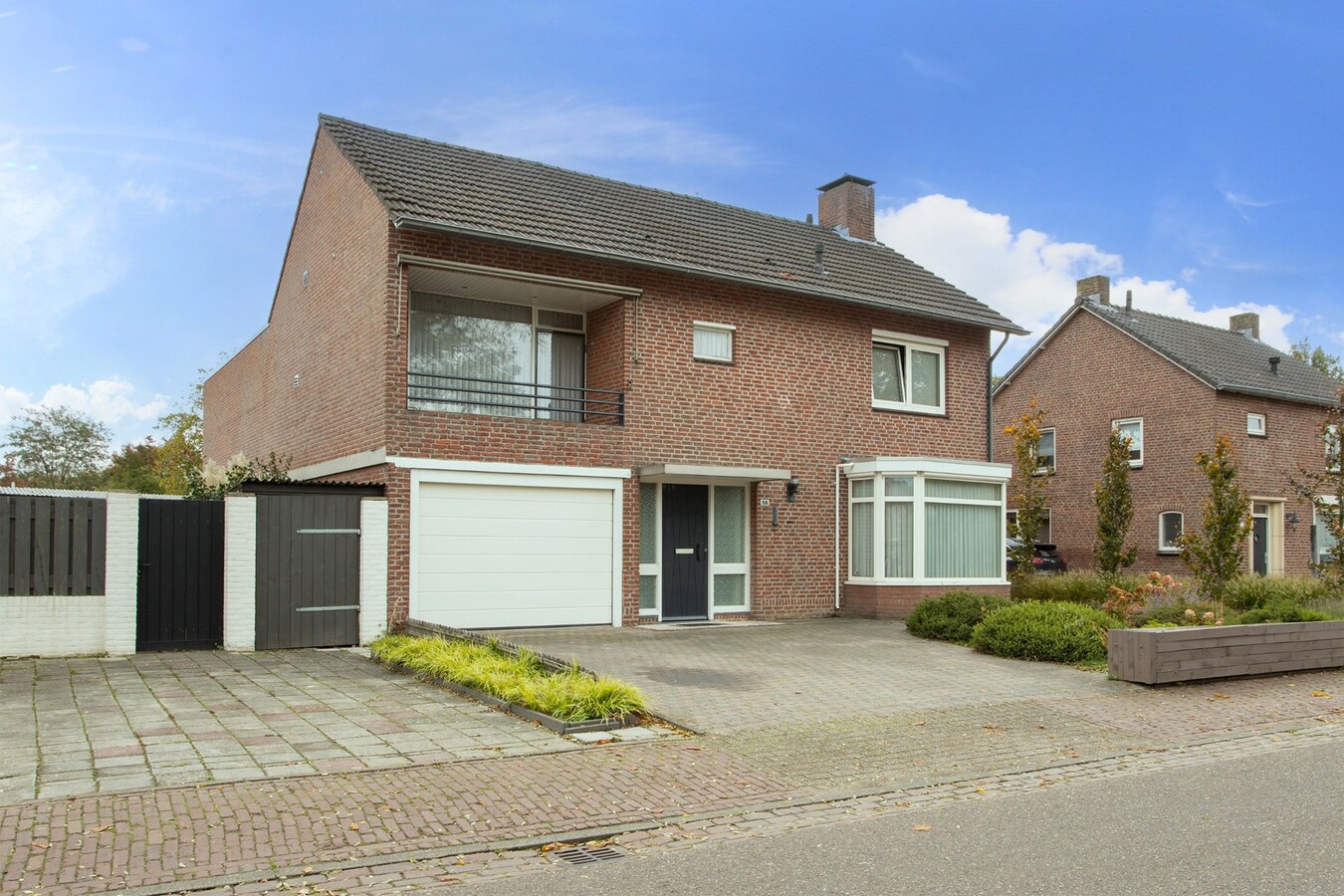 Vrijstaande, goed onderhouden woning met inpandige garage en multifunctionele ruimte, gelegen op een perceel van 312 m2. 