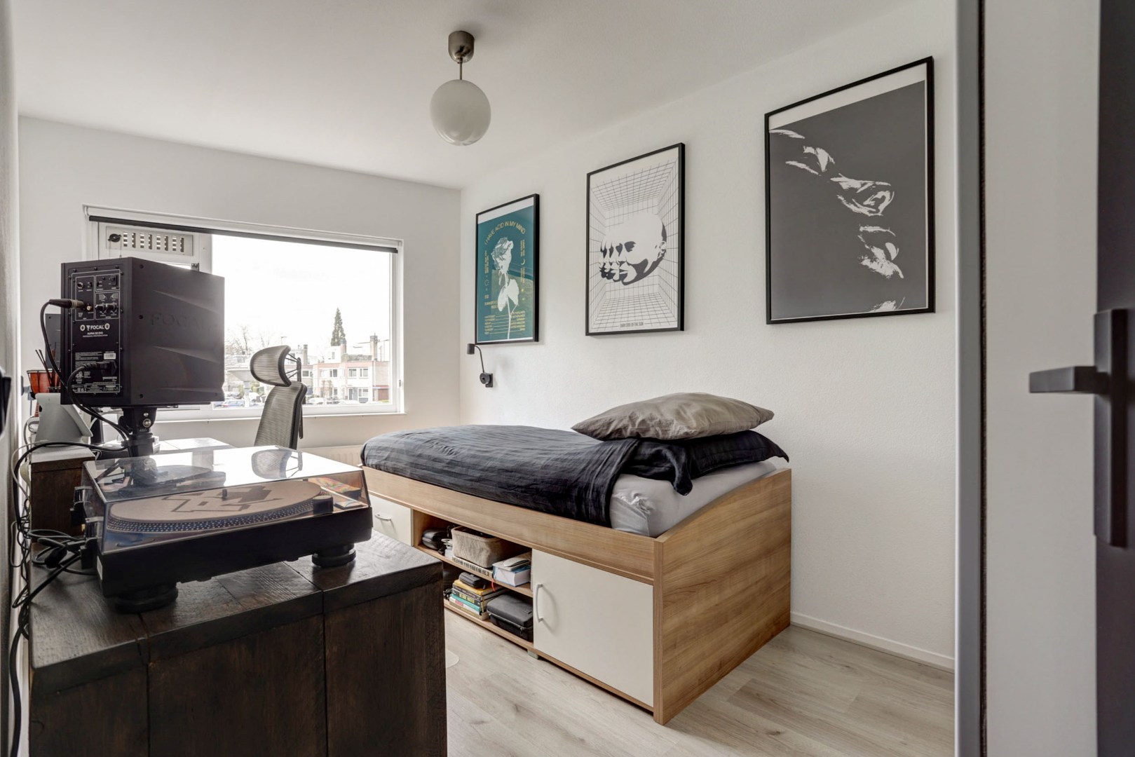 Energiezuinige (A-label) en uitstekend onderhouden 4-kamer tussenwoning met voor- en achtertuin met houten berging! 