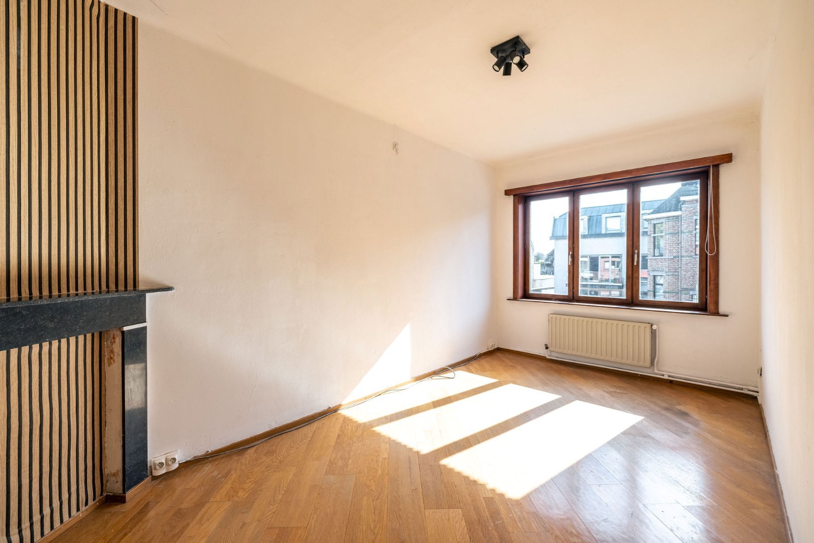 Renovatiepand met 6 slaapkamers, garage en grote zonnige tuin 