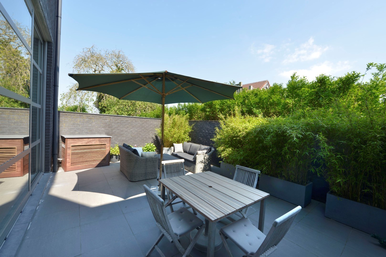 Ruime benedenwoning met garage, polyvalente ruimte, terras, badkamer en 1 slpk te koop te Klemskerke (De Haan) 