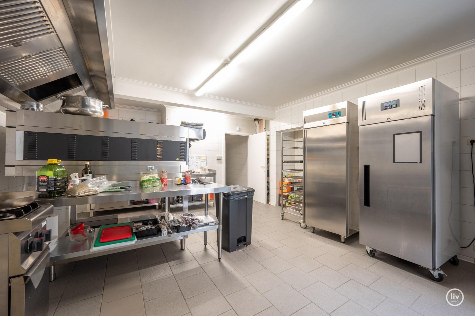 Rez-de-chaussée commercial loué, situé au centre de l'avenue Lippens, actuellement exploité comme traiteur (rendement de 5%). 