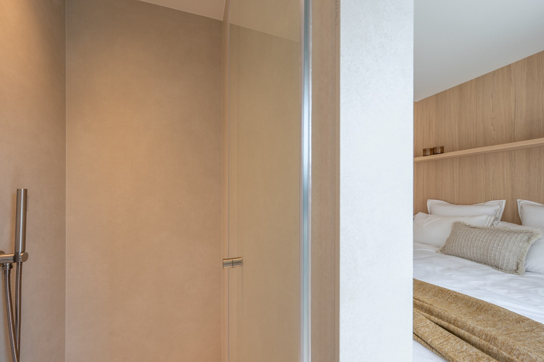 Appartement exclusivement rénové avec 3 chambres à vendre près de la plage d'Albert et de la place de la Lumière. 