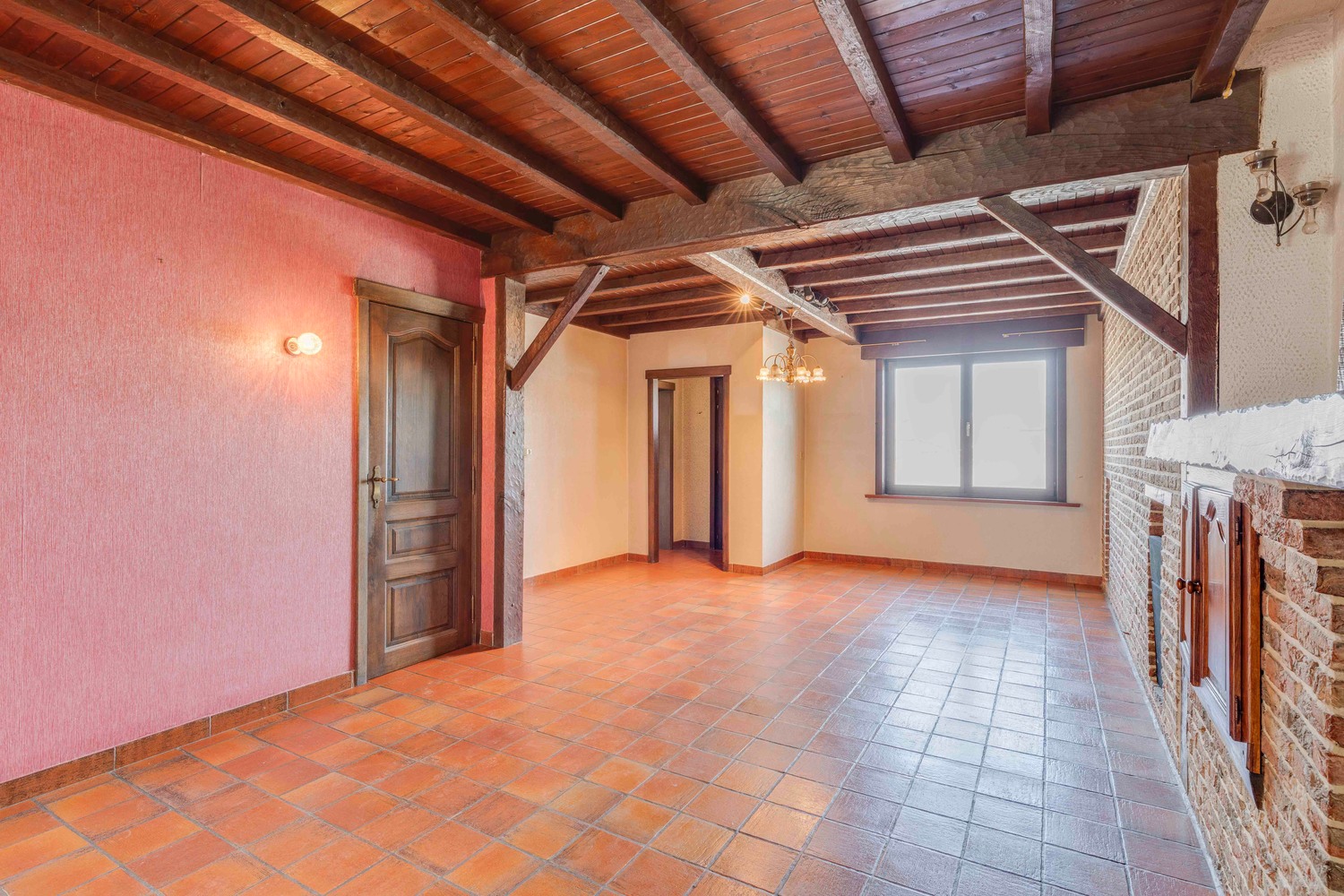 Centraal gelegen op te frissen gezinswoning gelegen op fietsafstand van het centrum van Zulte 