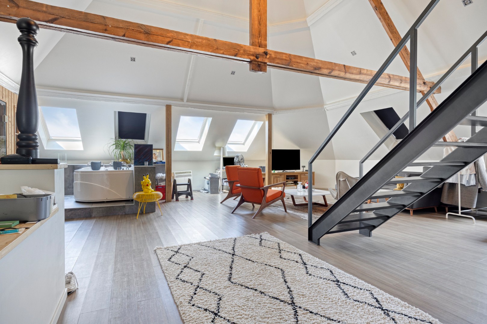 Handelshuis met horecazaak, 2 appartementen en luxueuze loft op toplocatie in Leopoldsburg 