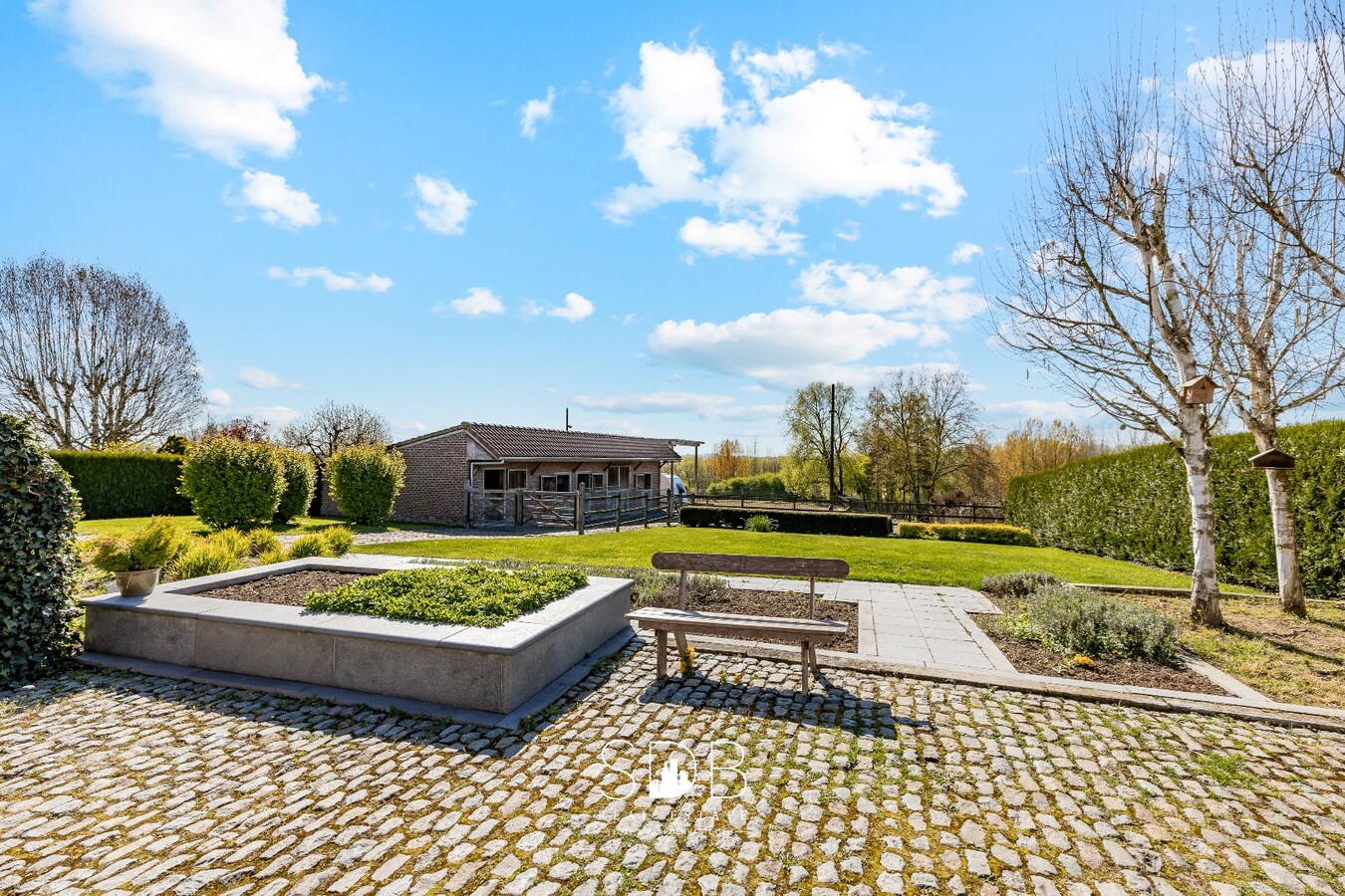 Landelijke woning met stalgebouw, buitenpiste en graslanden 