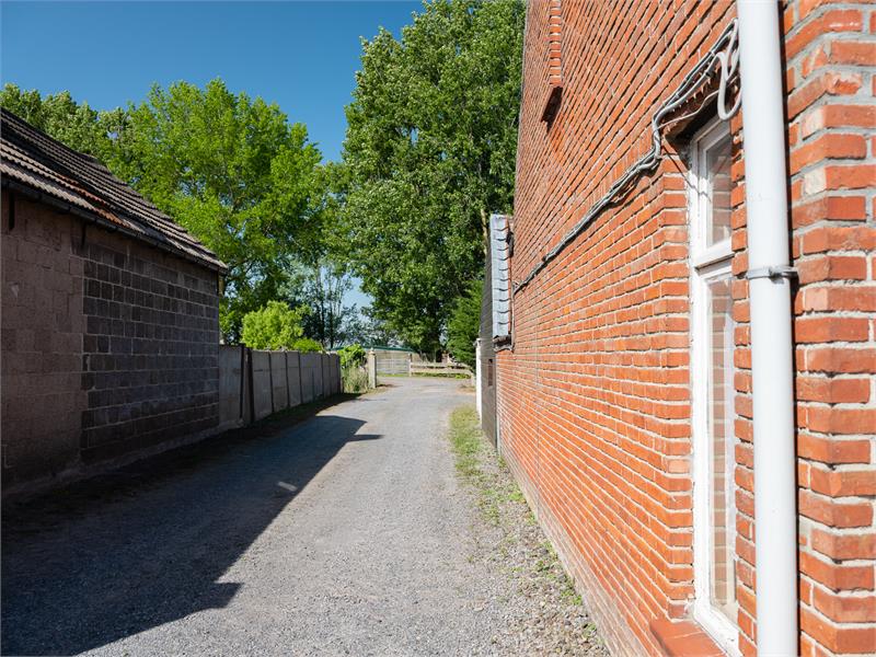 Charmante halfopen woning te Watervliet met potentieel. 