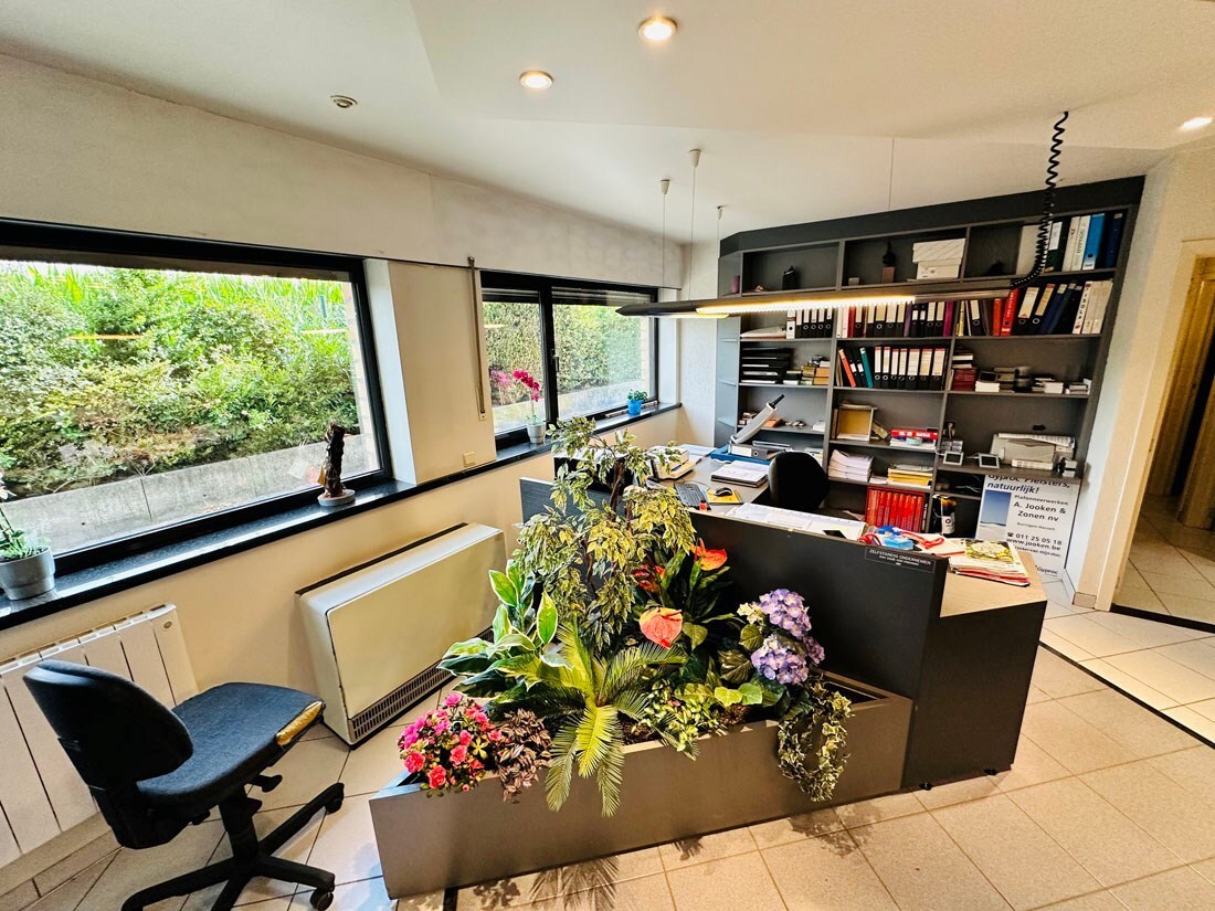 Ruim magazijn met kantoren met veel potentieel te Kuringen 