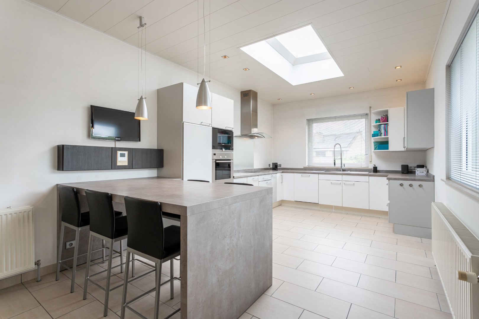 Deels gerenoveerde woning met tuin en garage op gunstige ligging te Halle 