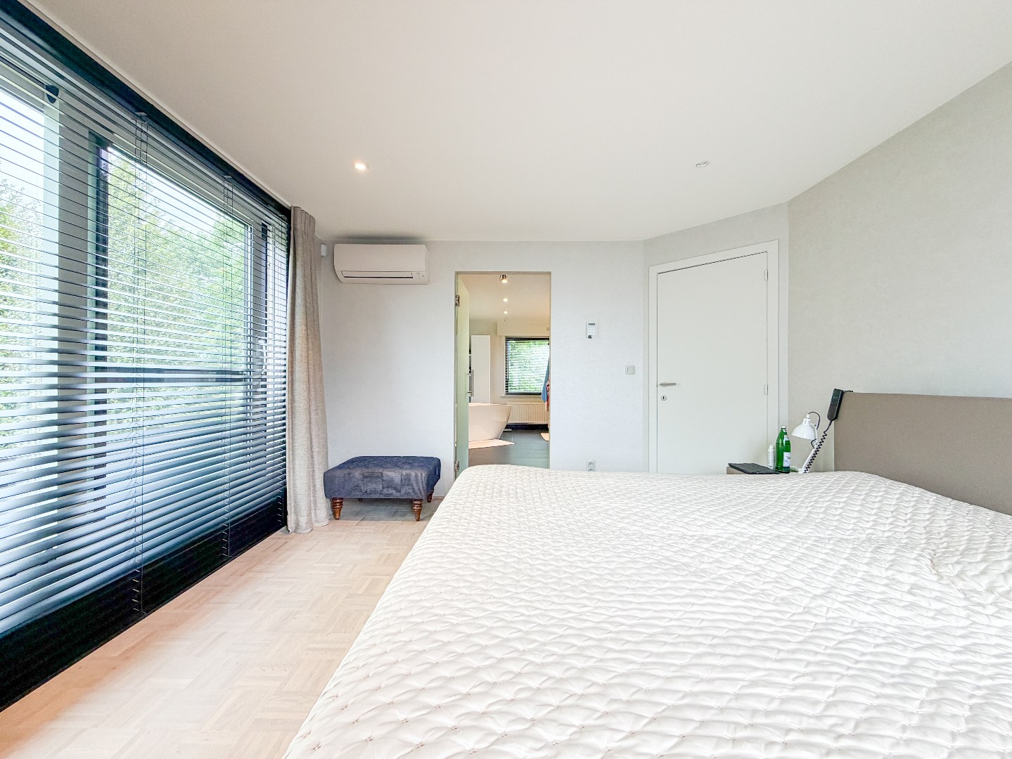 Ruime villa met prachtige tuin en hoogwaardige afwerking, perceel van 1891 m², rustig gelegen te Torhout 