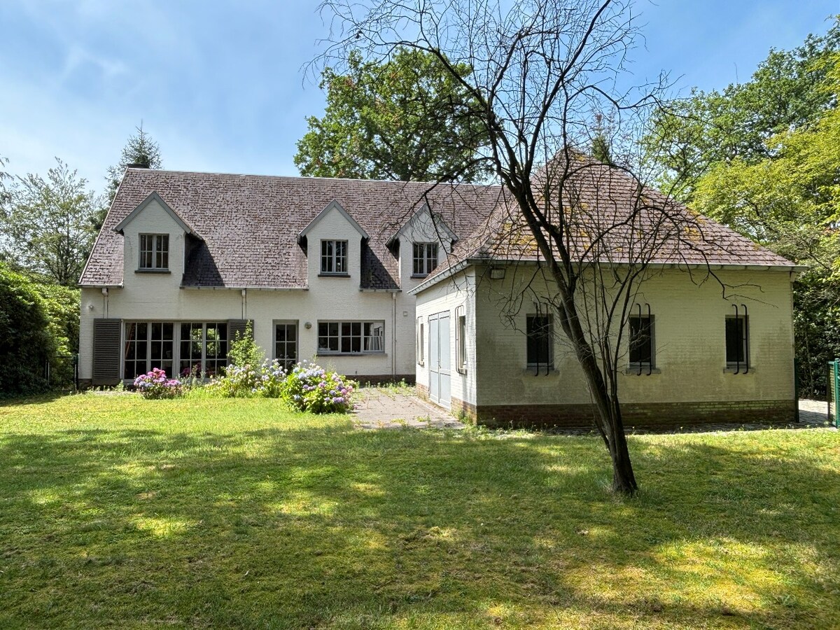 Villa met praktijkruimte en dubbele garage op riant perceel van 2.010 m² te Schoten 
