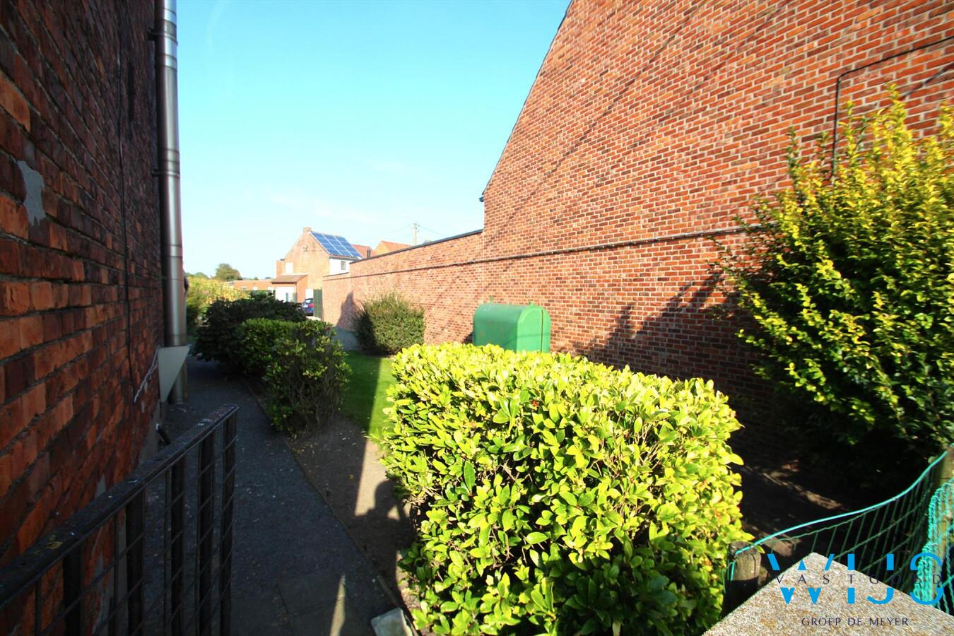 Op te frissen half- open bebouwiing op een perceel van 295m² 