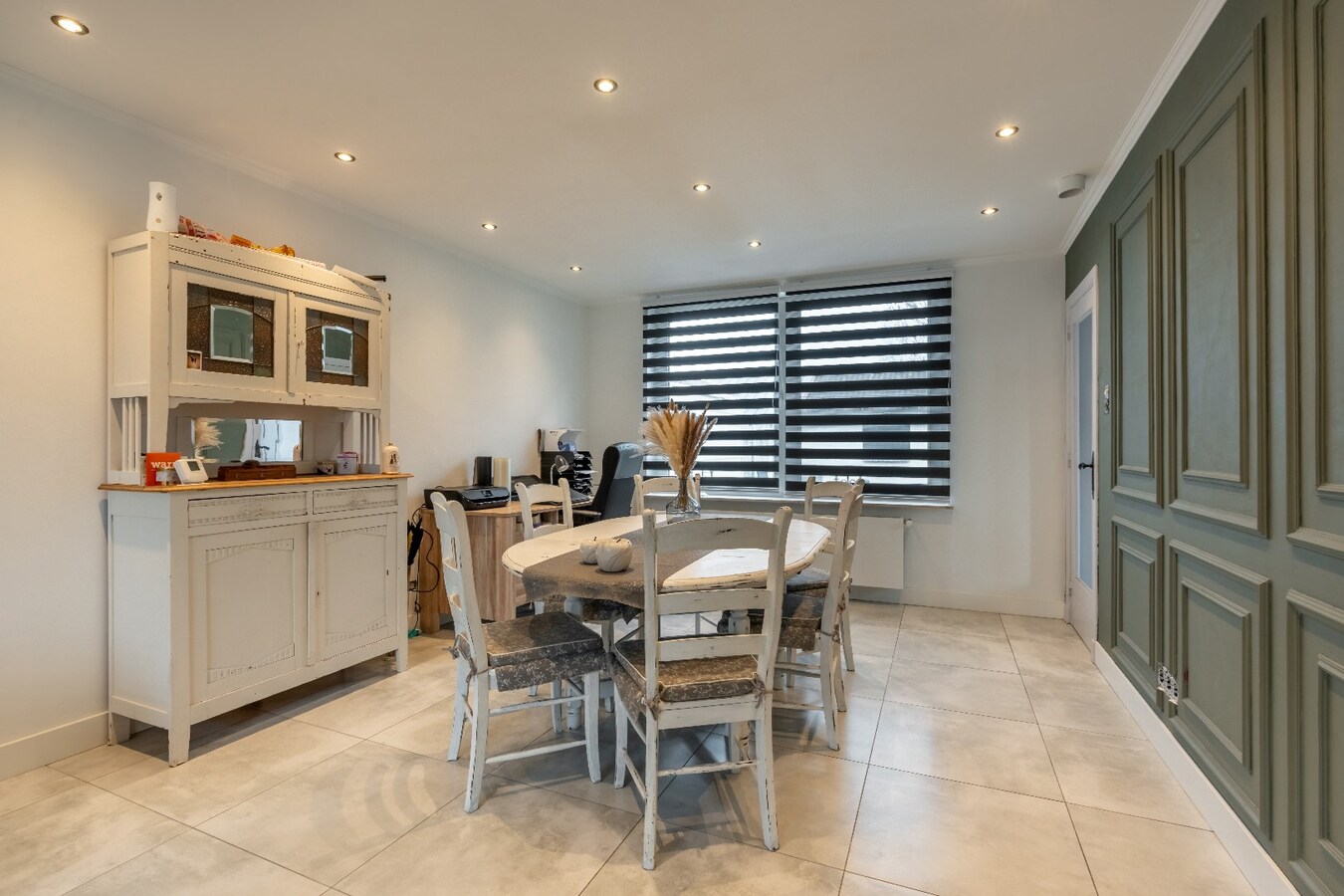 Ruime gerenoveerde woning met tuin en 3 slaapkamers in Dilsen-Stokkem. 