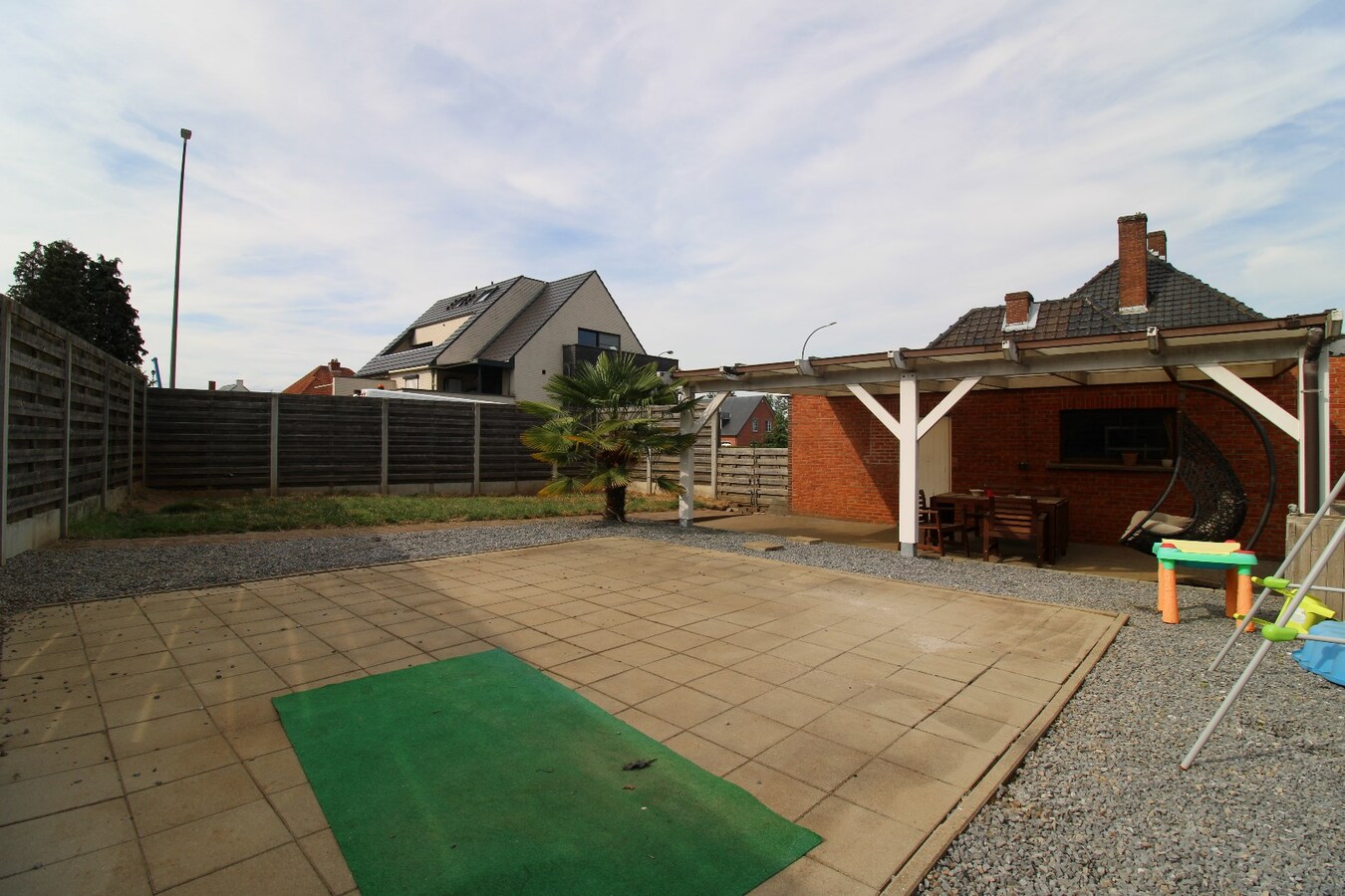 Gerenoveerde open bebouwing met gezellige tuin en garage 