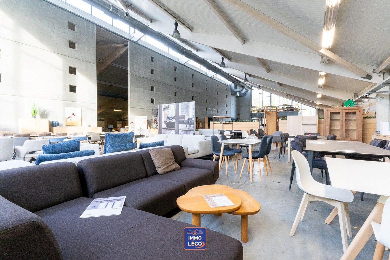 Entrepôt/Show-Room érigé sur 2.696m², à côté de la N58 ! Nombreuses possibilités ! 