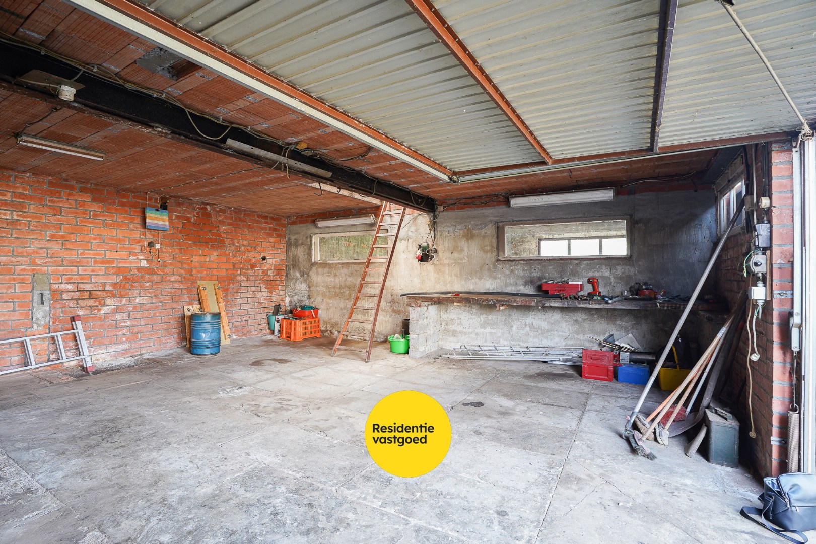 Te renoveren half-open bebouwing in Zerkegem 