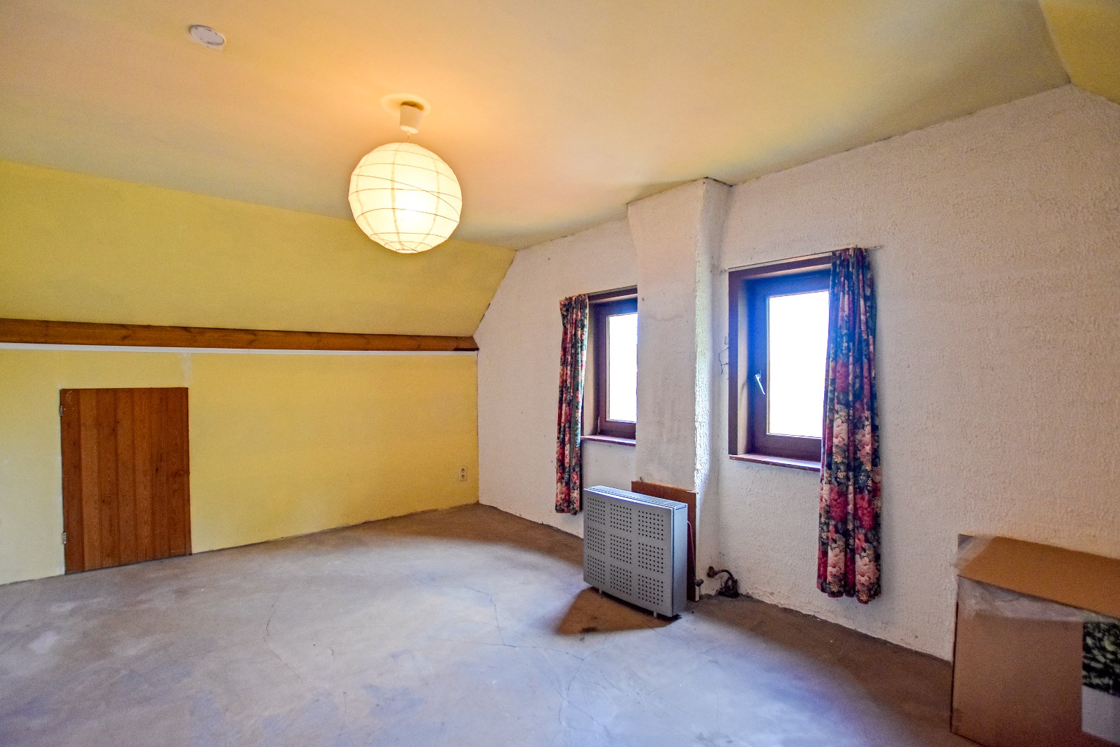 Ruime woning met prachtige verzichten, 5 slaapkamers en dubbele garage. 