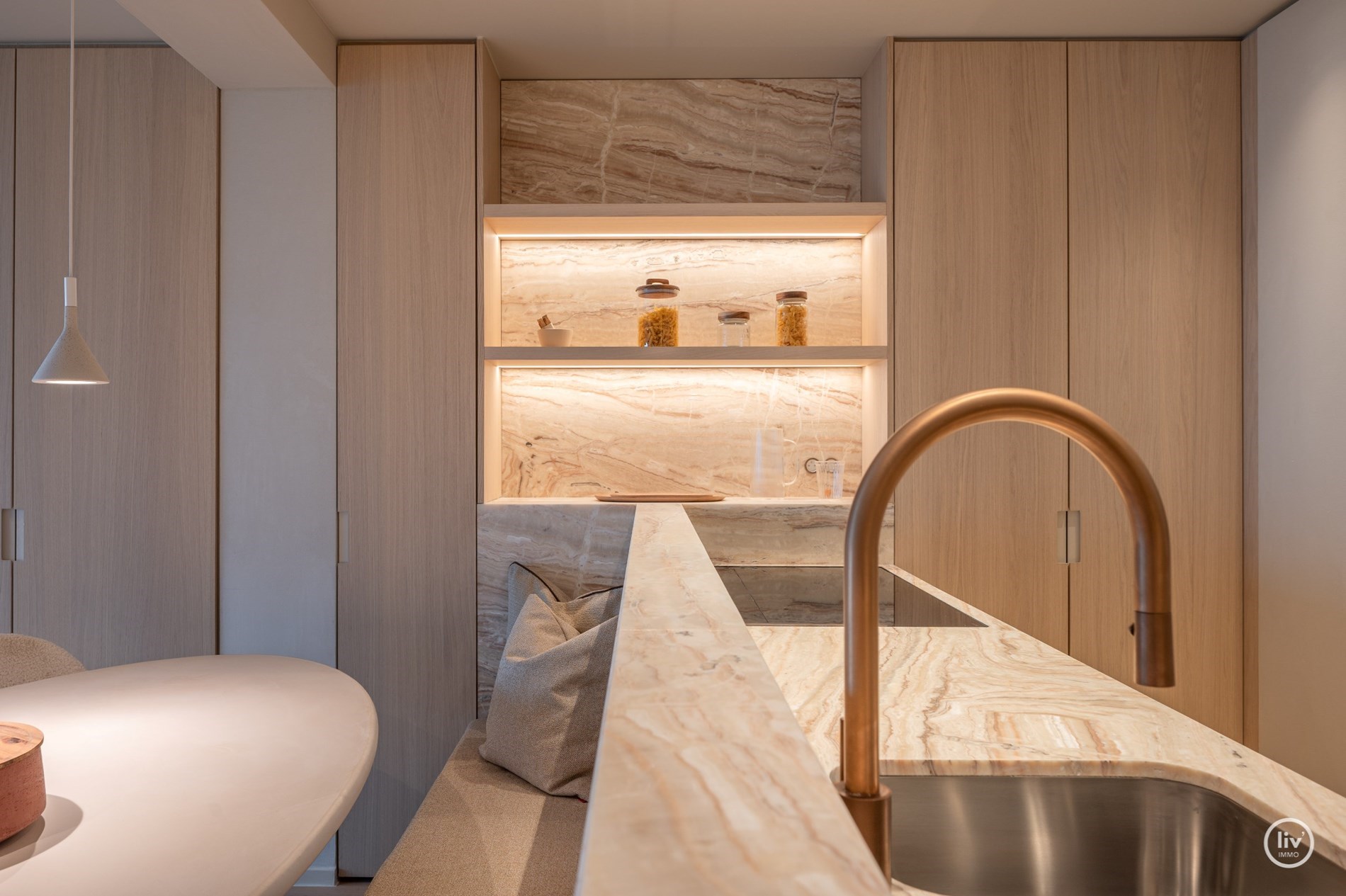 Appartement magnifiquement rénové avec vue frontale sur la mer situé sur la place de la tour de lumière à Knokke. 