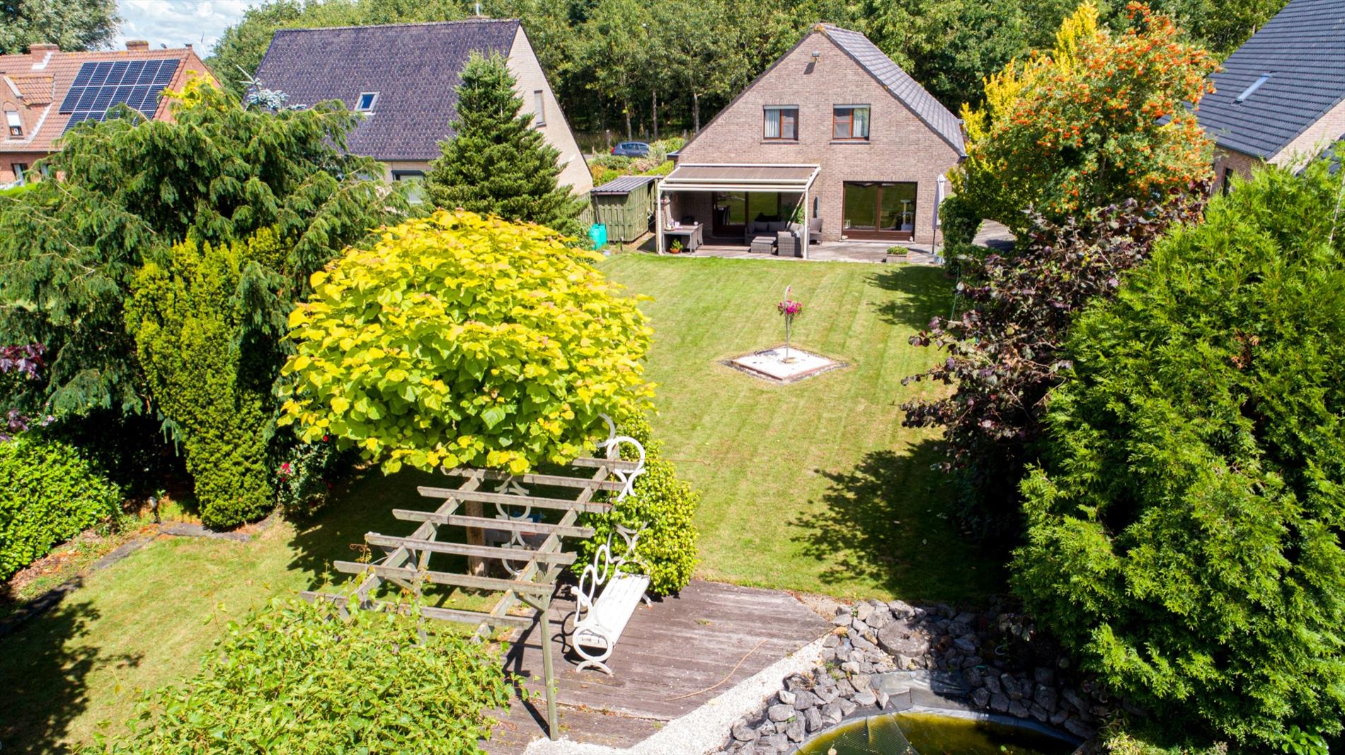 Open bebouwing met  4 (mogelijk 6) slpks  op 1.195 m²  rustig gelegen te Adegem 