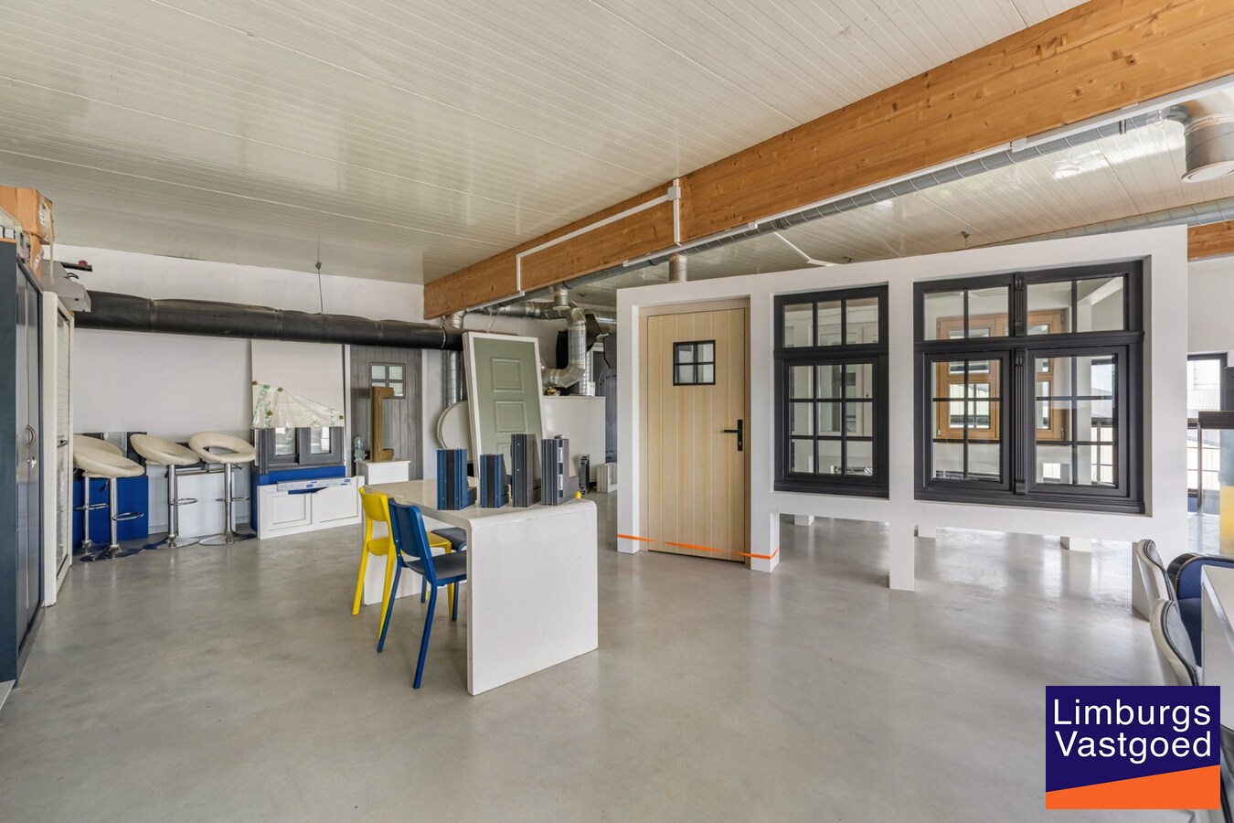 Bedrijfsgebouw met toonzaal, kantoren, magazijn en woonst - groot 700m² 