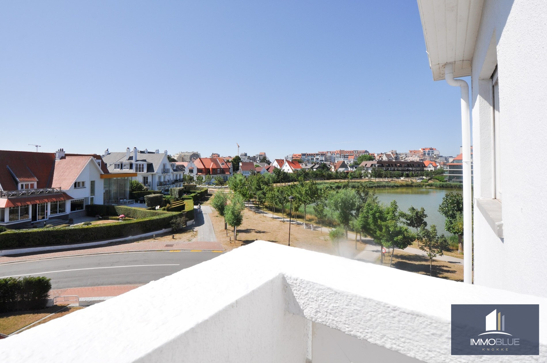 Volledig gerenoveerd hoek-appartement met een prachtig zicht op het Zegemeer. 