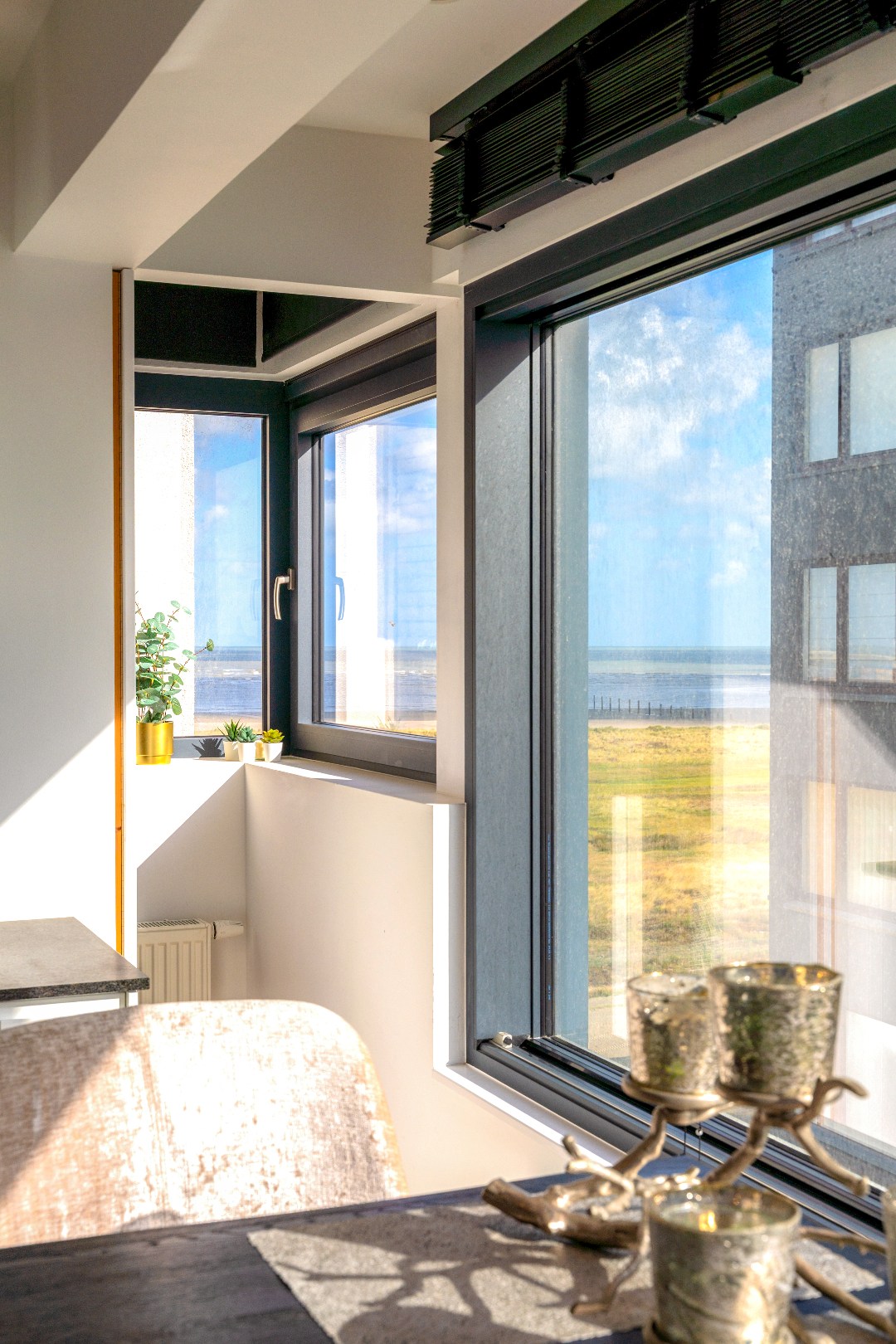 Hoek appartement met zijdelingszeezicht op centrale ligging 