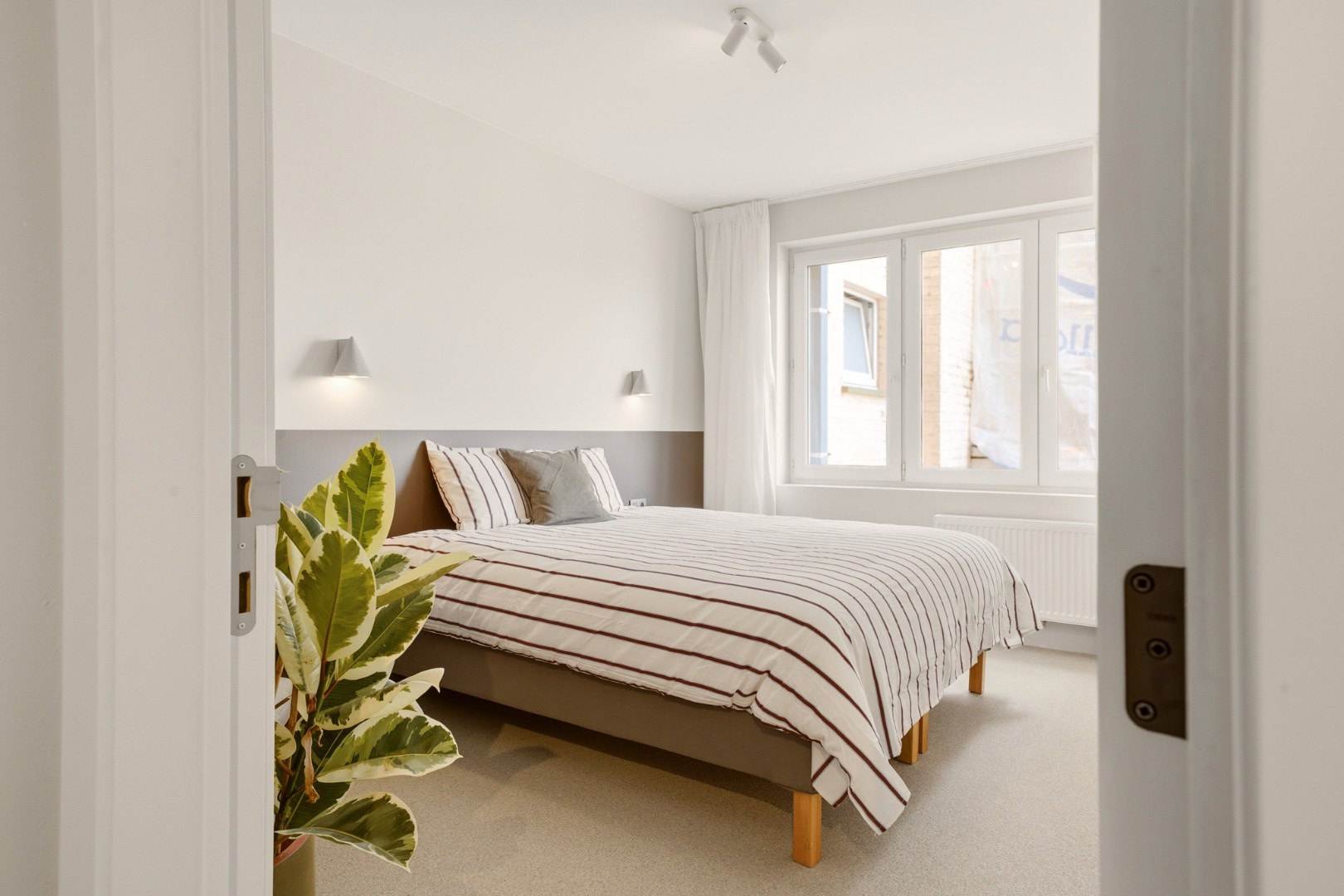 Stijlvol gerenoveerd stadsappartement met maatwerk, 2 slaapkamers en veel bergruimte 