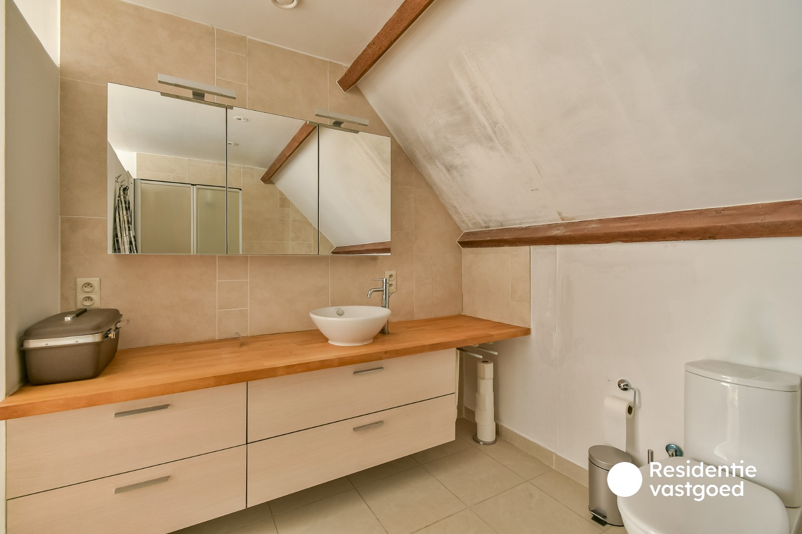Verrassend ruime woning met unieke indeling en veel potentieel in Torhout! 