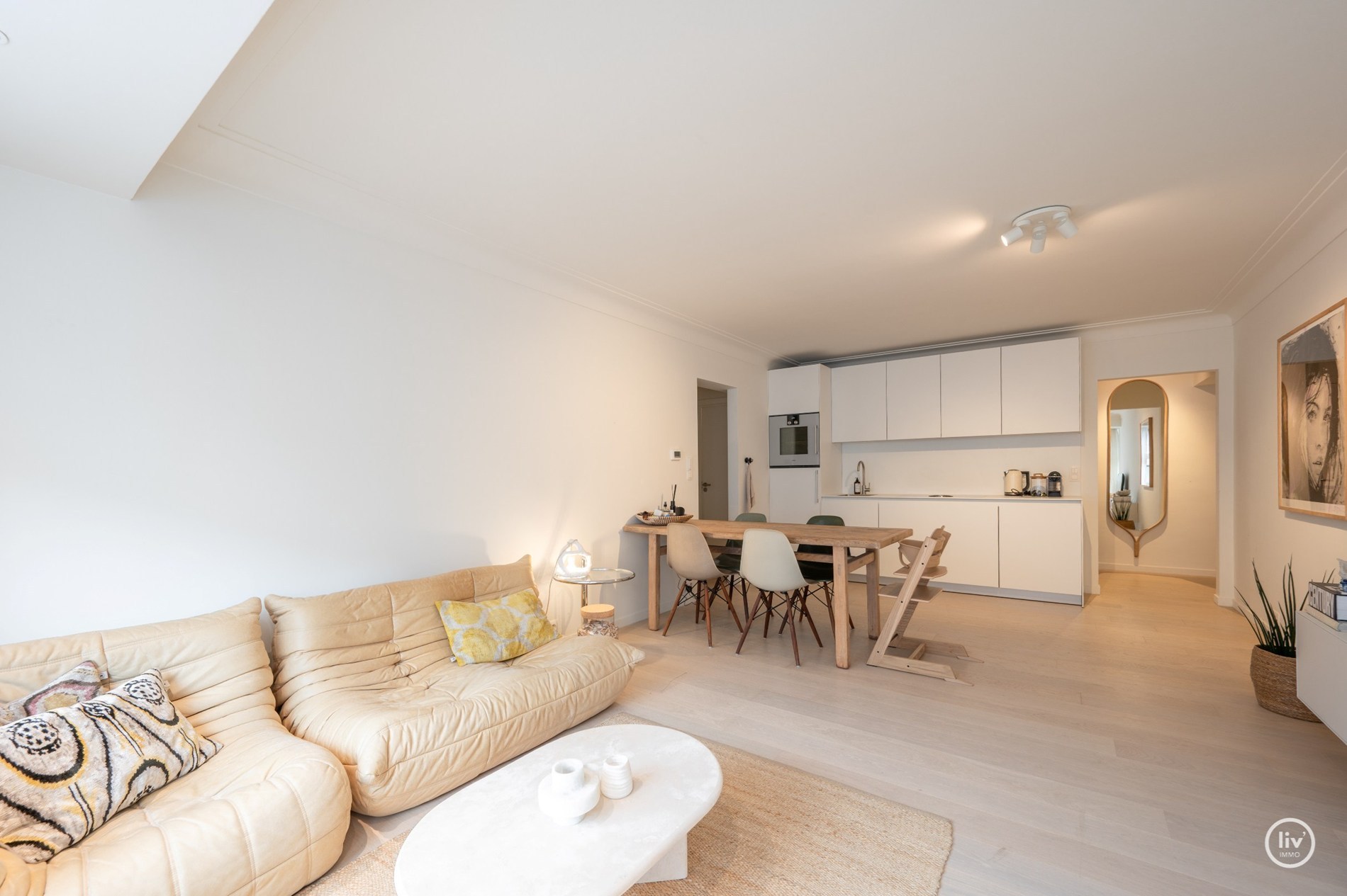 Mooi gerenoveerd appartement met 3 slaapkamers gelegen vlakbij de Kustlaan te Knokke. 