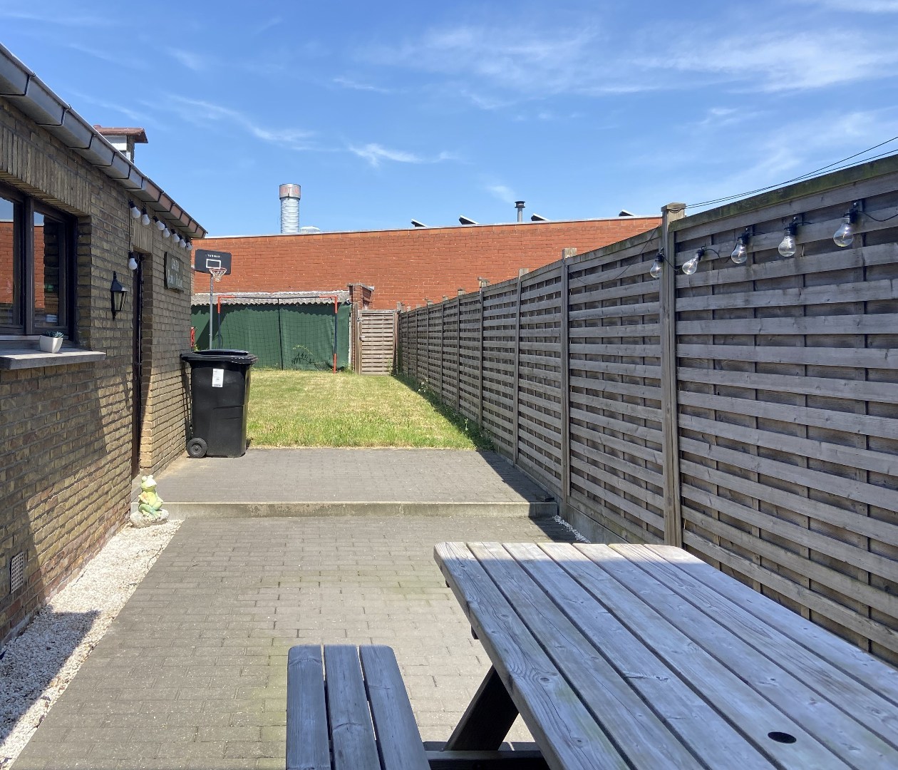 Rustig gelegen gezinswoning met tuin en garage uitweg achteraan! 