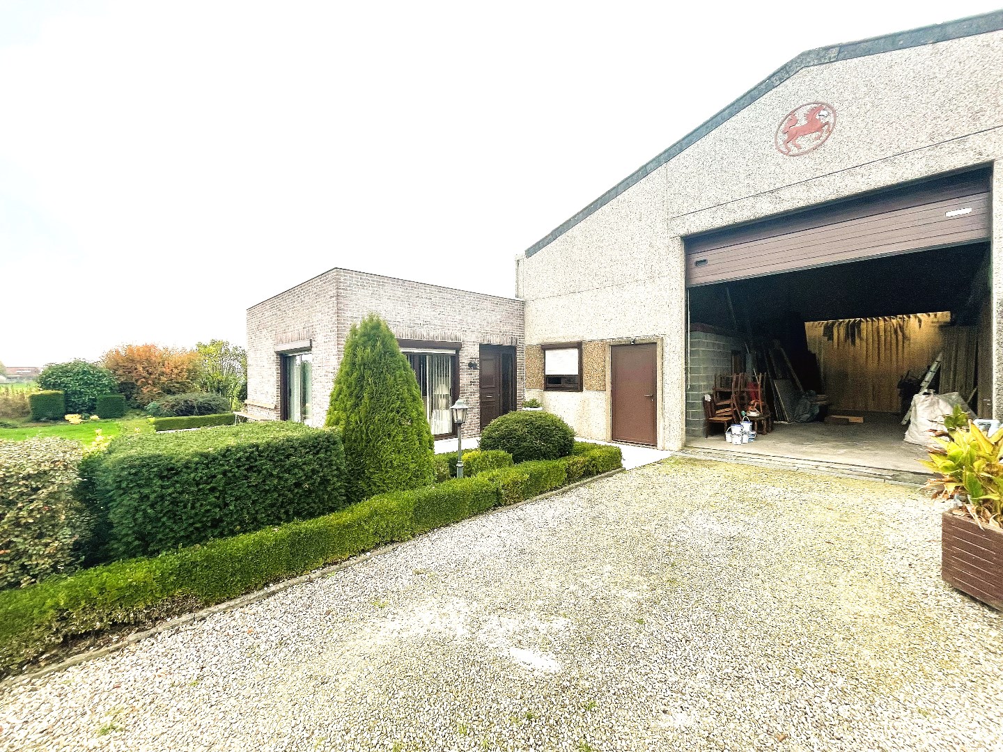 Woning met ruim magazijn op 2266 m² 