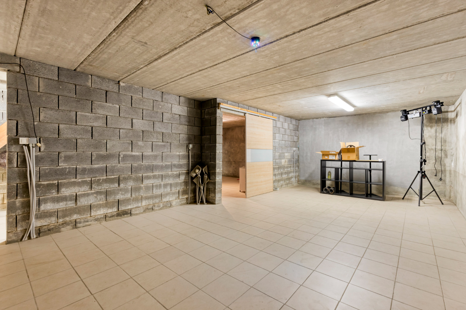 Vrijstaande woning van 2015 met 3 slaapkamers, volledige kelder en zuidgerichte tuin in Schilde. 