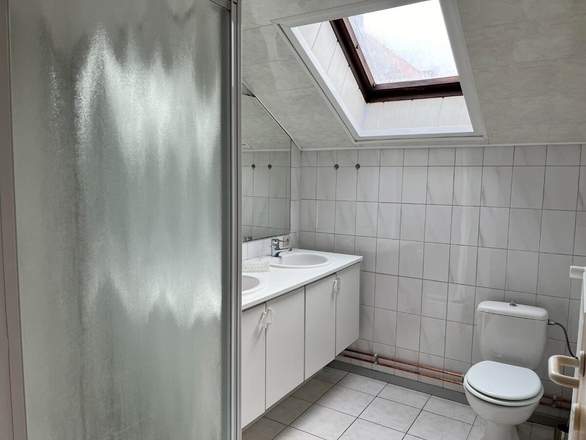 Ruim appartement met 2 slaapkamers en autostaanplaats te Leke 
