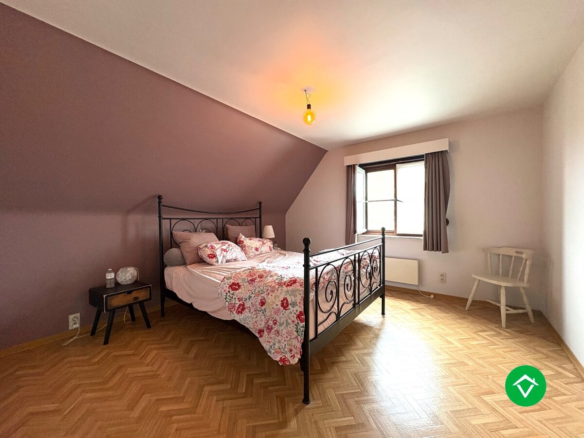 Alleenstaande woning met 4 slaapkamers en garage te Kortemark 