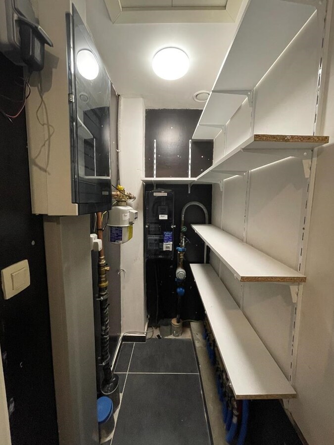 Gerenoveerde rijwoning met 2 ruime slaapkamers en koer te centrum Roeselare (vrij 1/10/2024) 