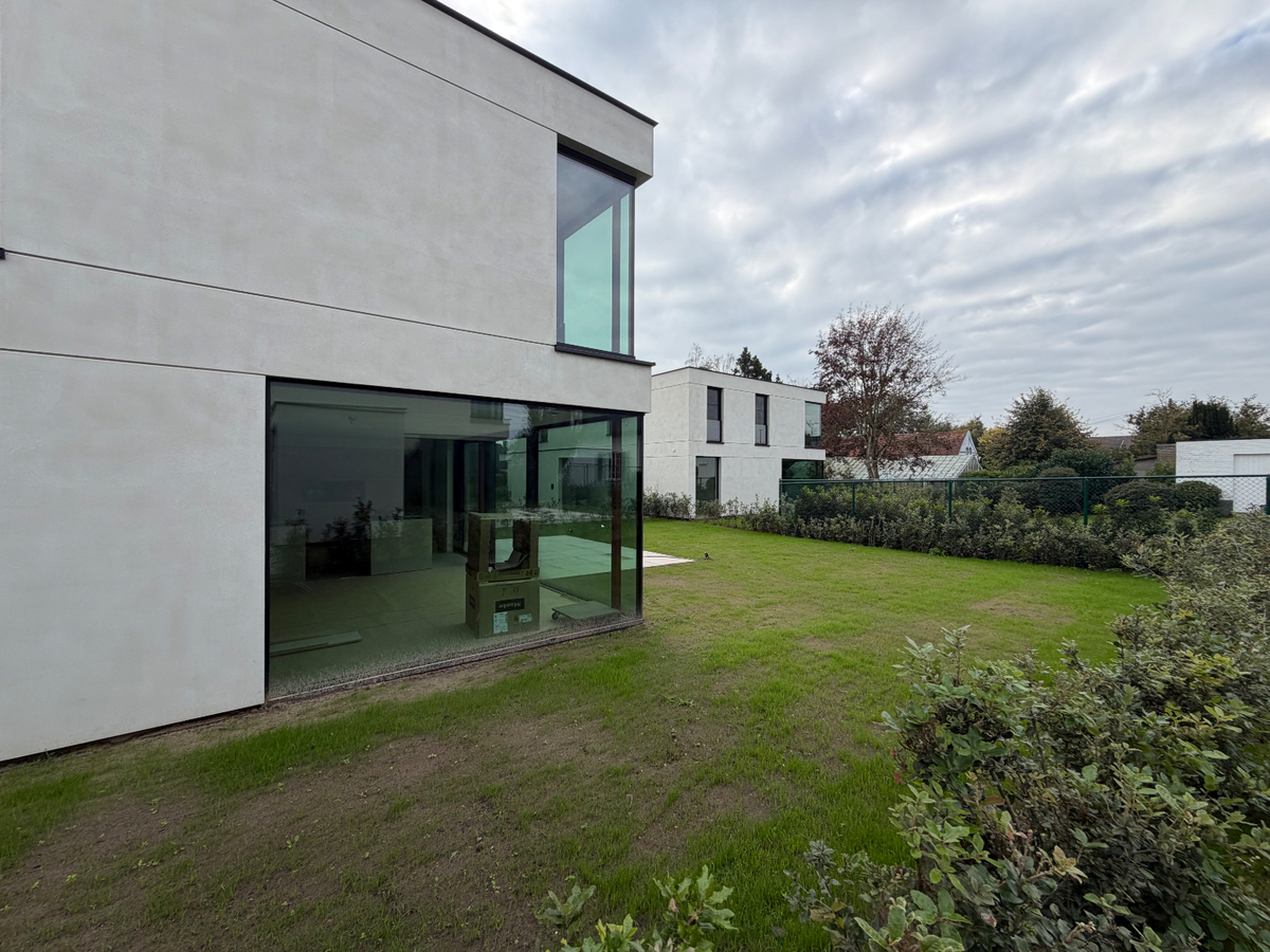 Ruime nieuwbouwwoning met terras en tuin. 