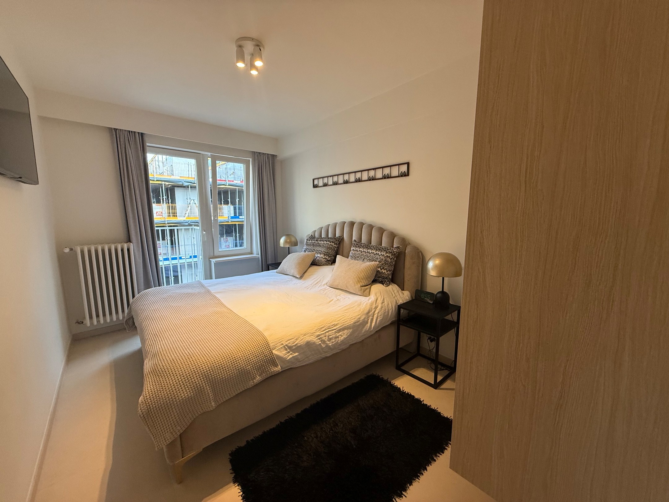 ONGEMEUBELD - Ruim appartement (3 slaapkamers) met een PRACHTIG ZICHT op het groen en de villa's, in het Zoute. KAN OP VENNOOTSCHAP GEHUURD WORDEN. 