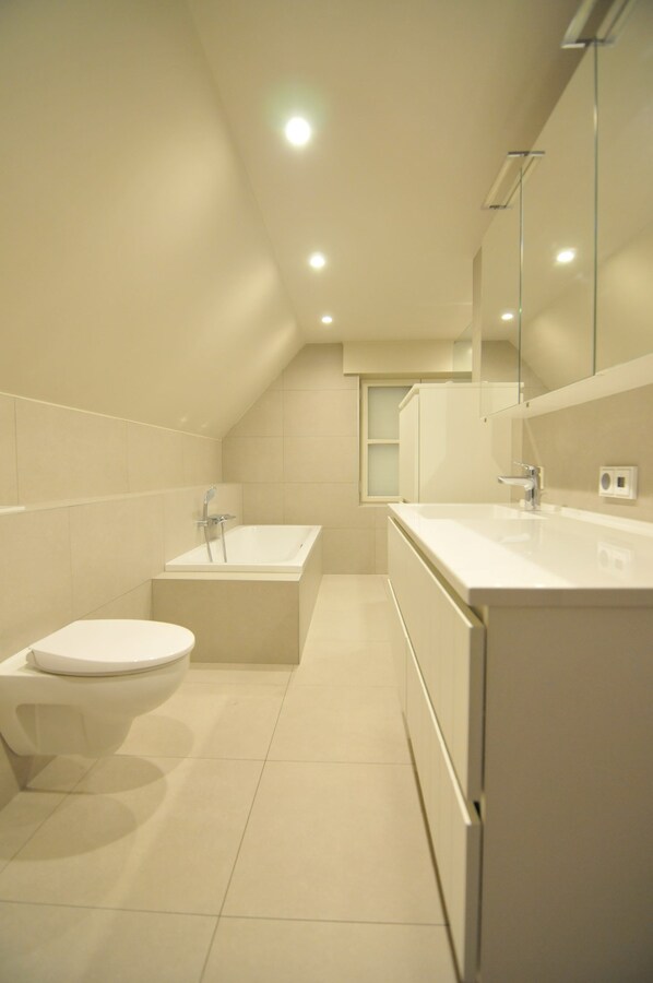 RUIME WONING MET TUIN EN GARAGE 