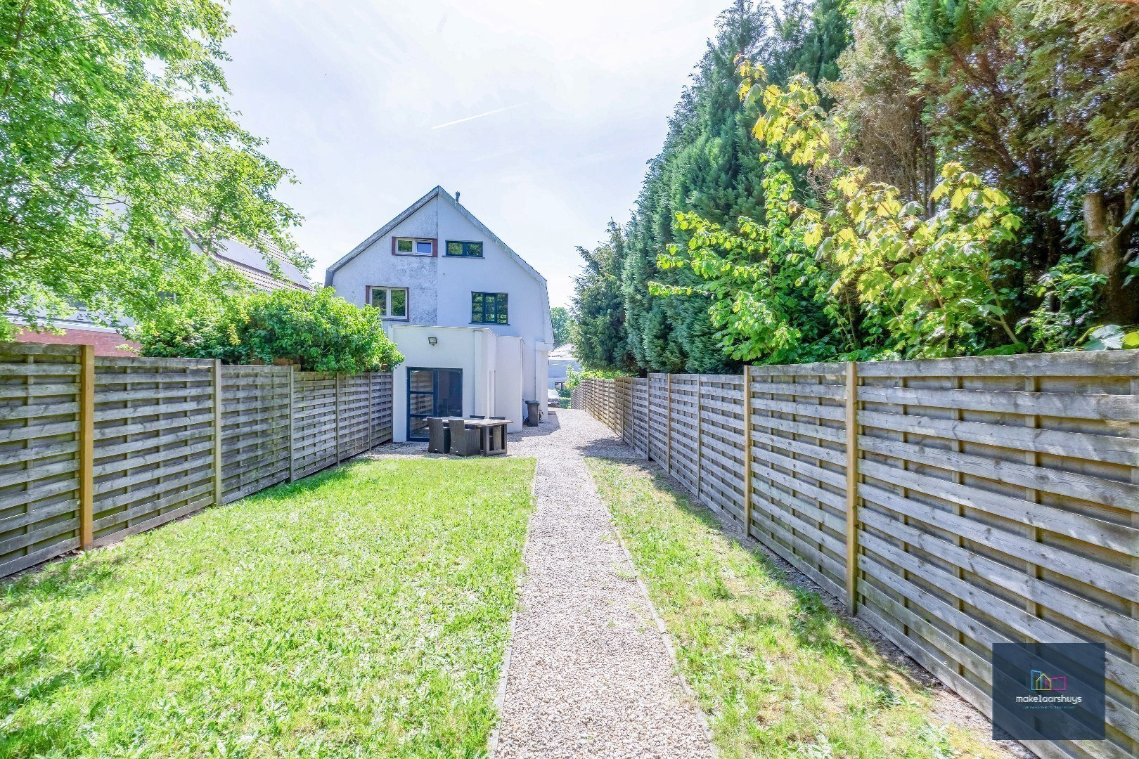 Halfopen bebouwing met zuidertuin en parkeergelegenheid nabij centrum Destelbergen 