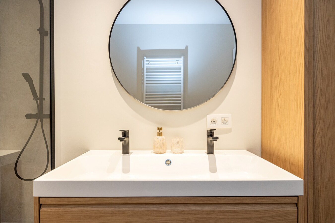 Gerenoveerd appt. met 2 slpk en terras te Wilrijk! 