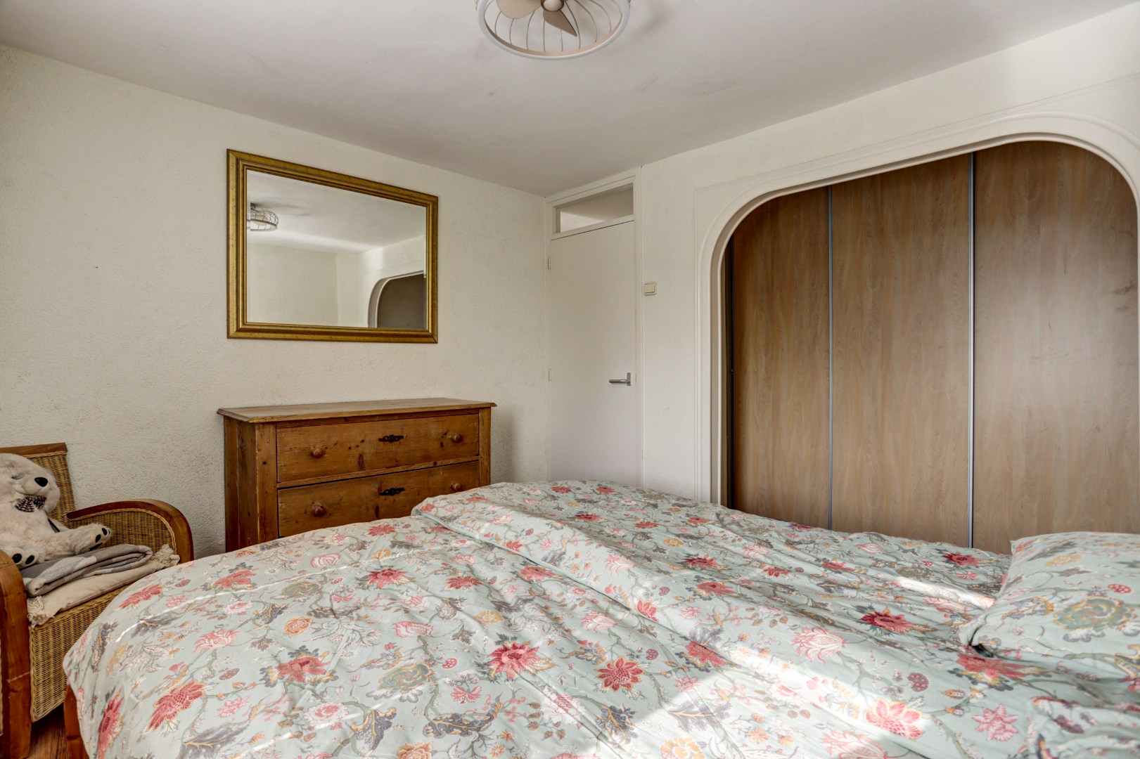 Ruime uitgebouwde 6-kamer hoekwoning met kunststofkozijnen, dakkapellen, grote tuin en eigen grond. 