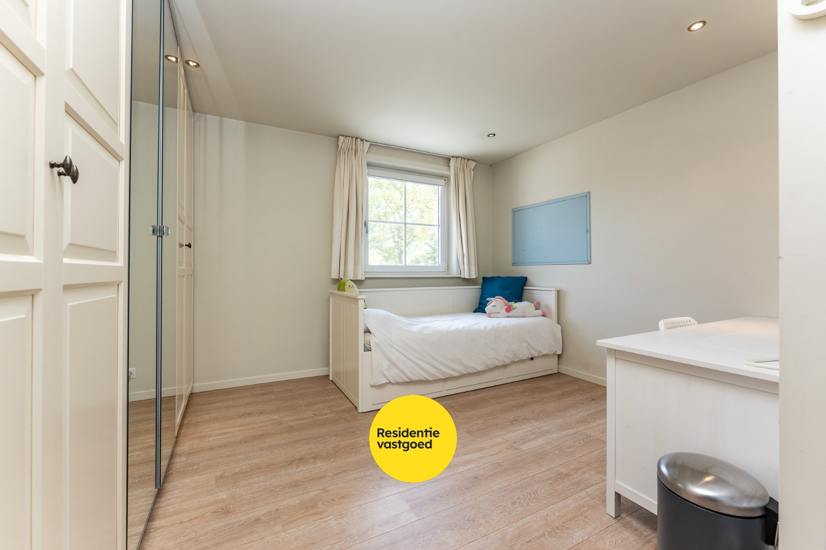 Exclusieve villa met zwembad en poolhouse in de nieuwe St-Annawijk te Sint-Andries 