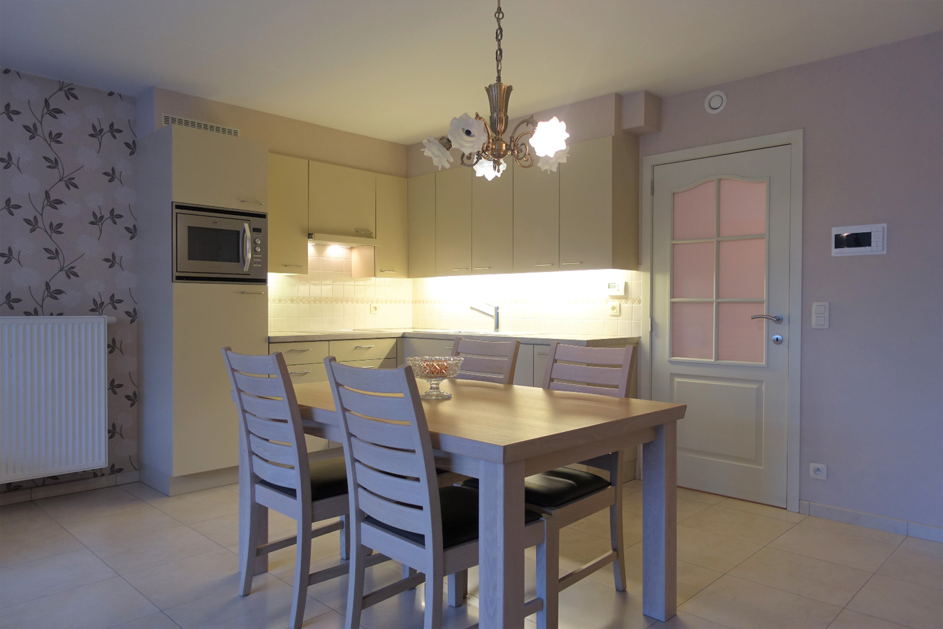 Gelijkvloers appartement met tuin en garage 