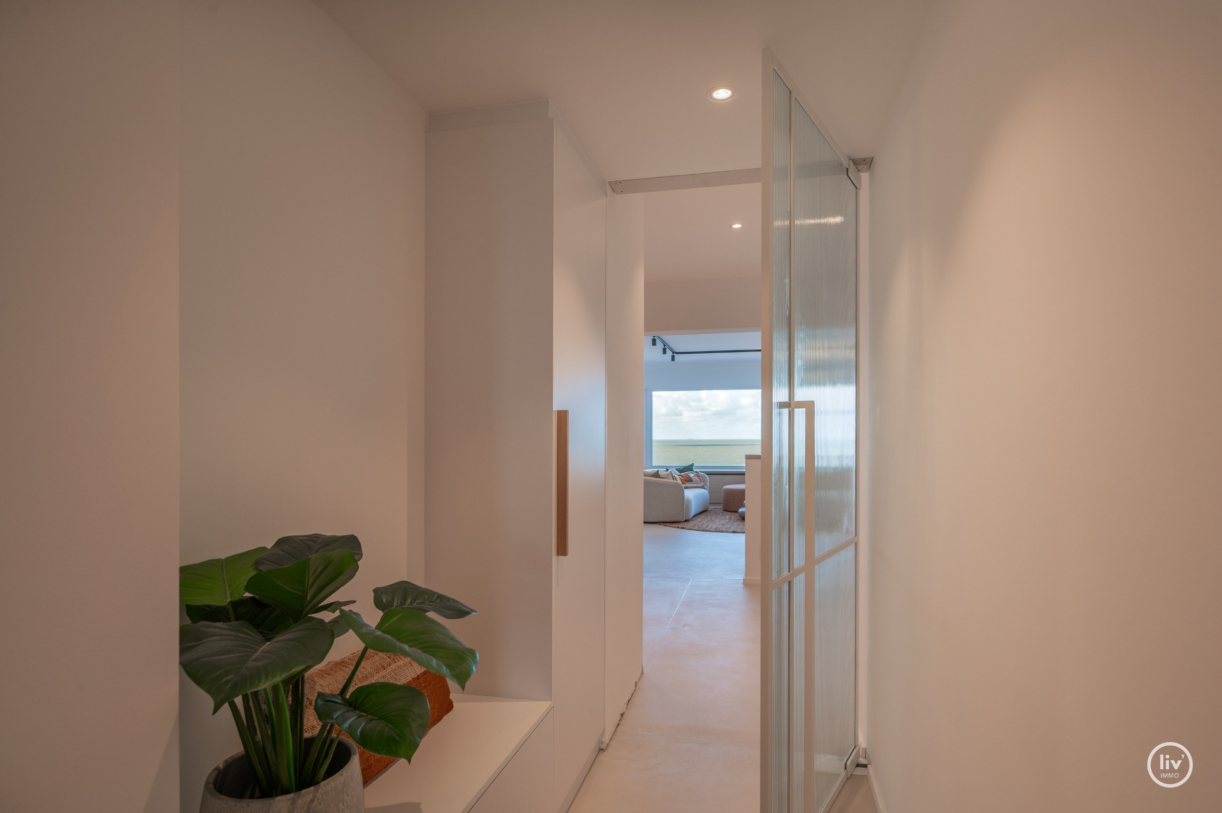 Prachtig gerenoveerd appartement op de zevende verdieping, op een absolute topligging aan de Zeedijk tussen het Lichttorenplein en het Albertplein. Dankzij de hoge ligging geniet het appartement van e 