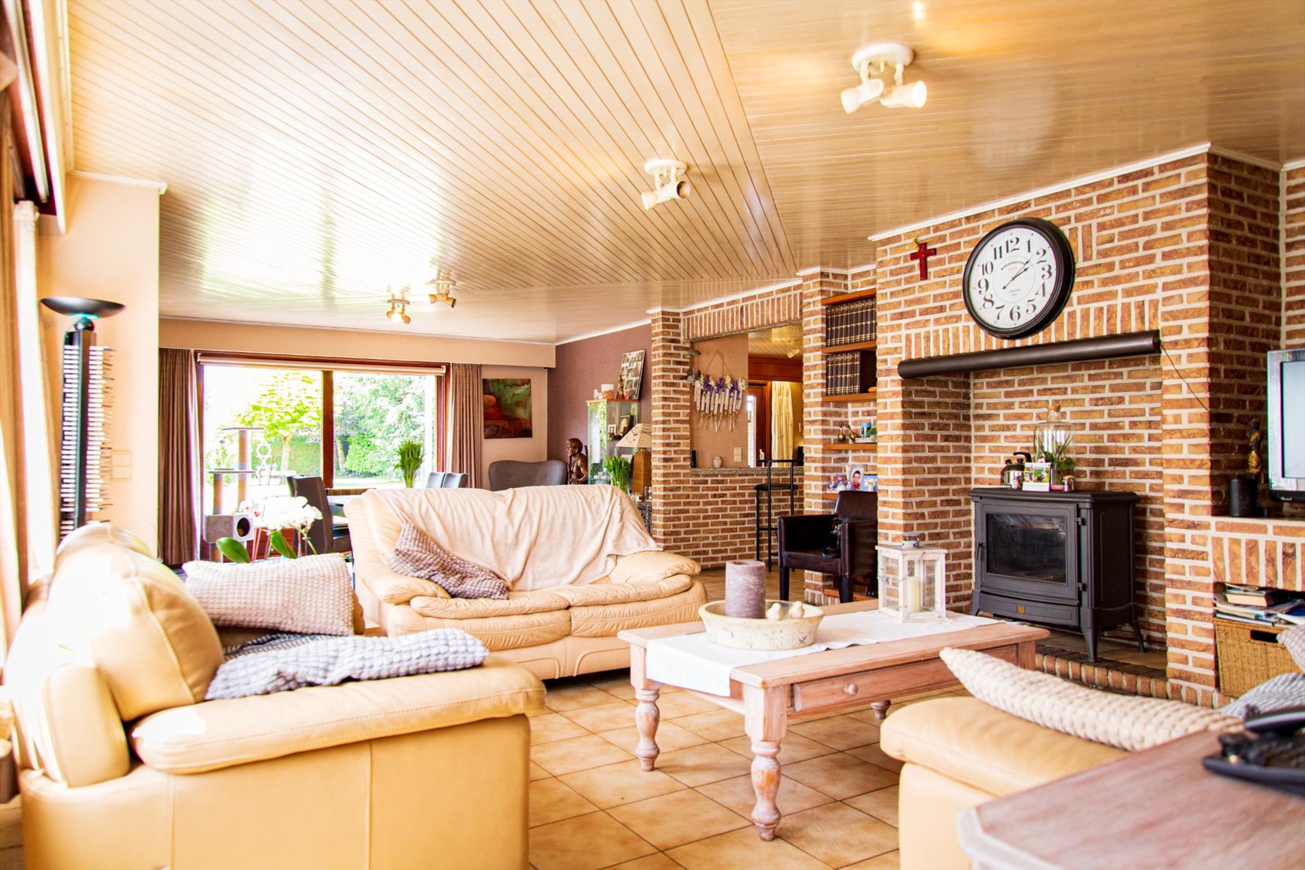 Open bebouwing met  4 (mogelijk 6) slpks  op 1.195 m²  rustig gelegen te Adegem 