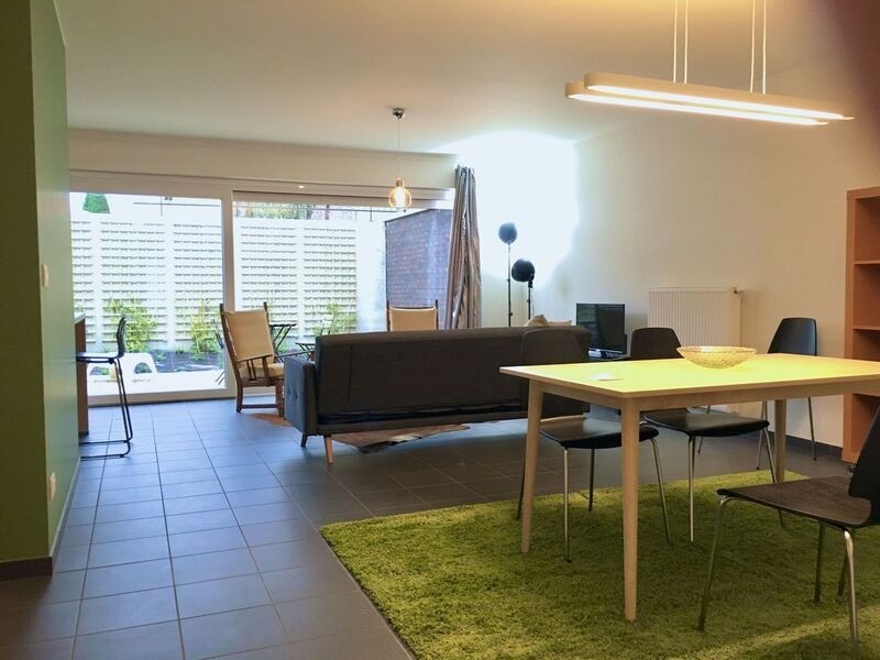 Multi-funktioneel gelijkvloers appartement. Optimale commerciële ligging ! 