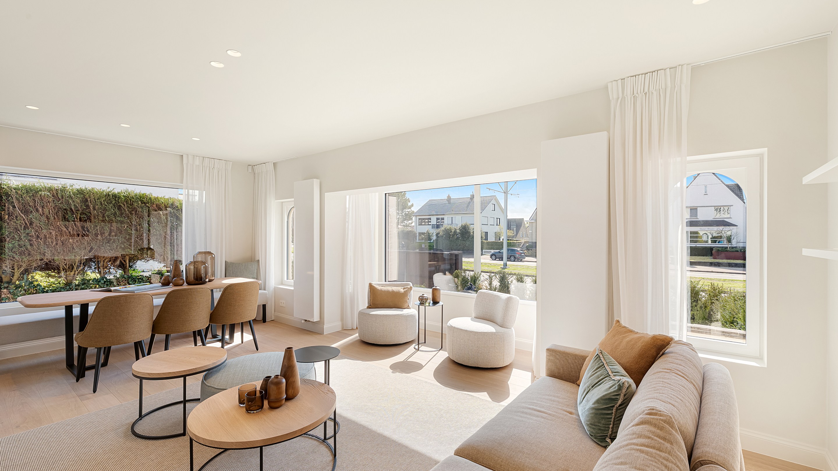 Op een uitmuntende locatie in Duinbergen, op wandelafstand van het strand en de duinen, bevindt zich deze prachtig en hoogwaardig gerenoveerde koppelvilla. 